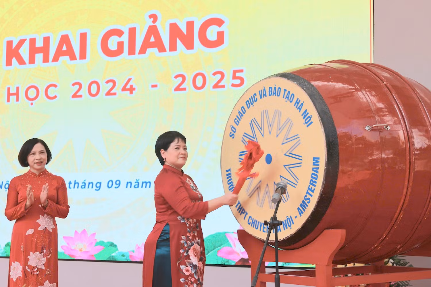 Hiệu trưởng Trường THPT chuyên Hà Nội-Amsterdam Trần Thùy Dương đánh hồi trống khai trường