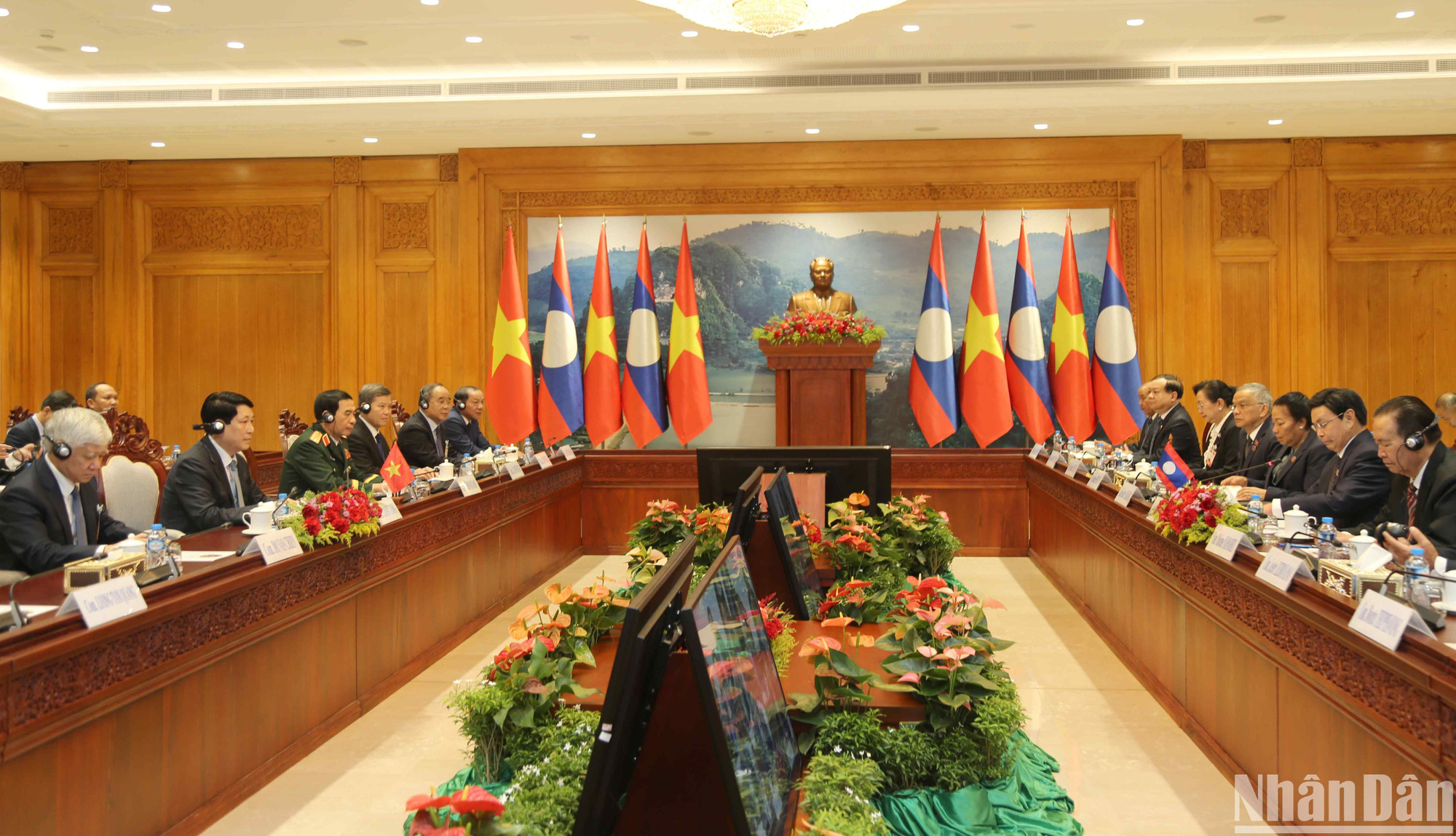 Chủ tịch nước Lương Cường hội kiến với Chủ tịch Quốc hội Lào Xaysomphone Phomvihane.