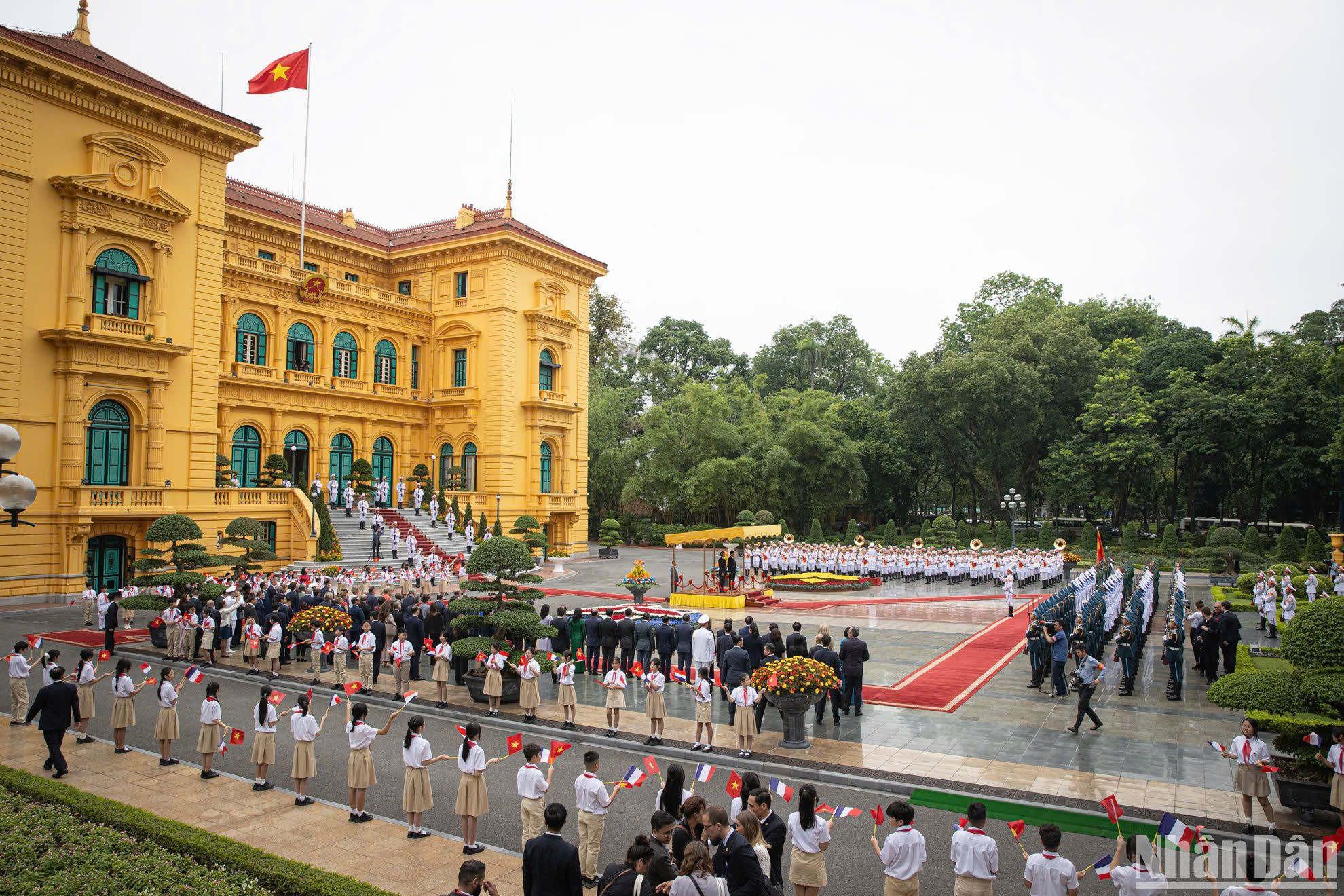 Toàn cảnh lễ đón. Toàn cảnh lễ đón.