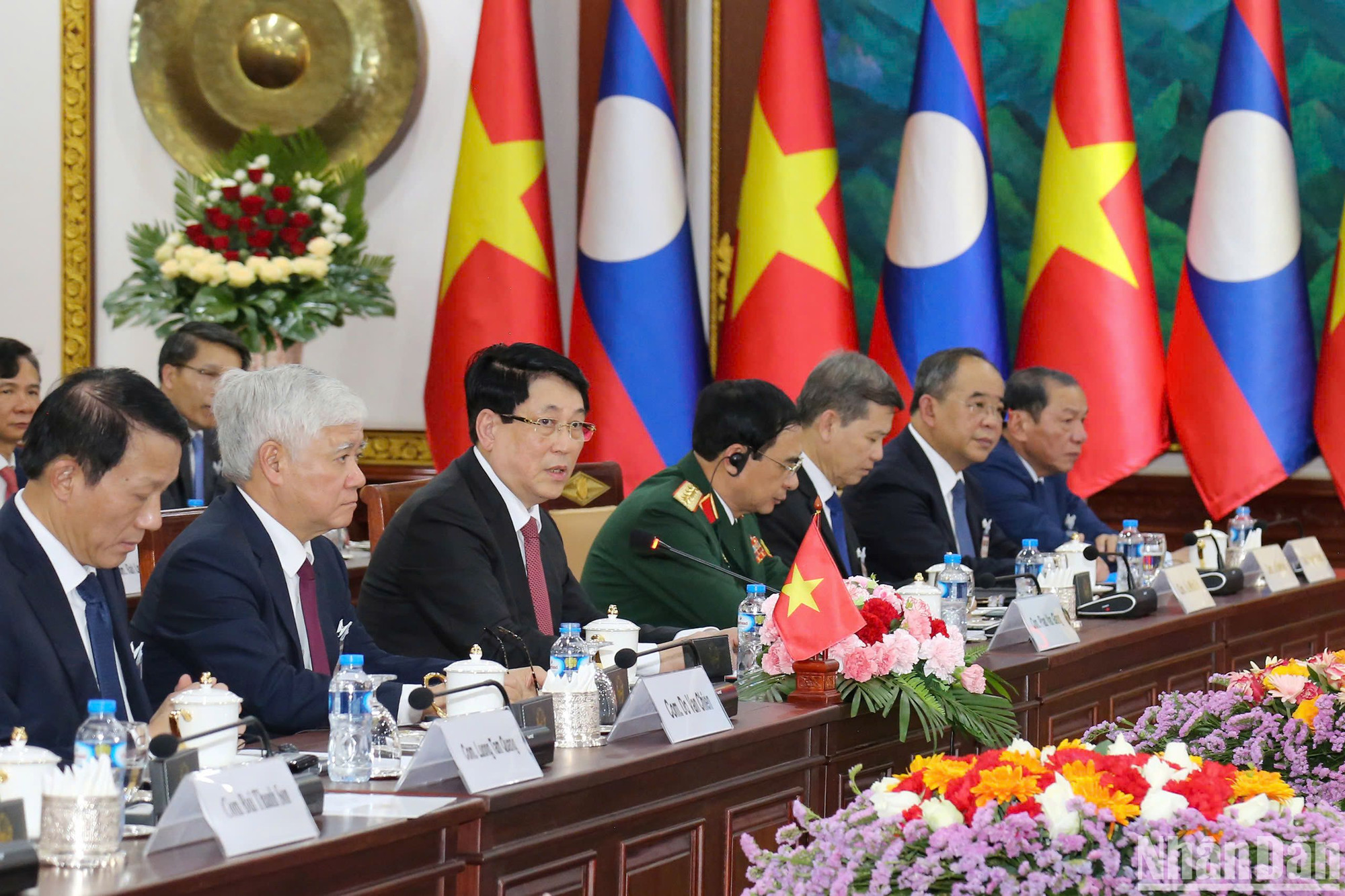 Đoàn đại biểu cấp cao Việt Nam tại hội đàm.