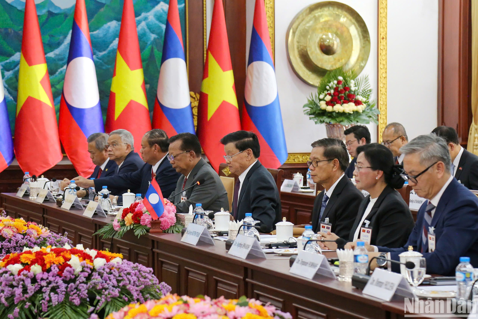 Đoàn đại biểu cấp cao Lào tại hội đàm.