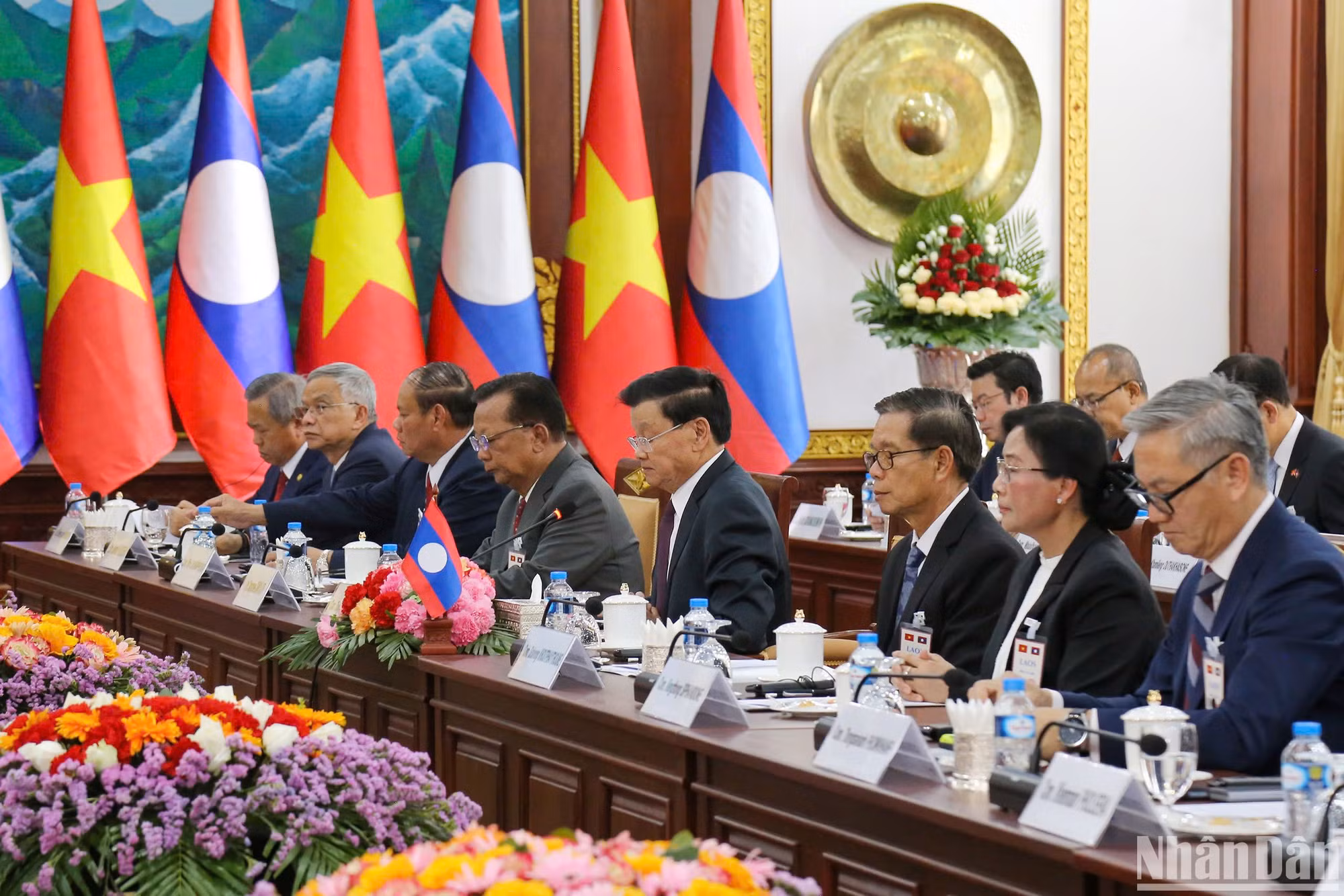 Đoàn đại biểu cấp cao Lào tại hội đàm.