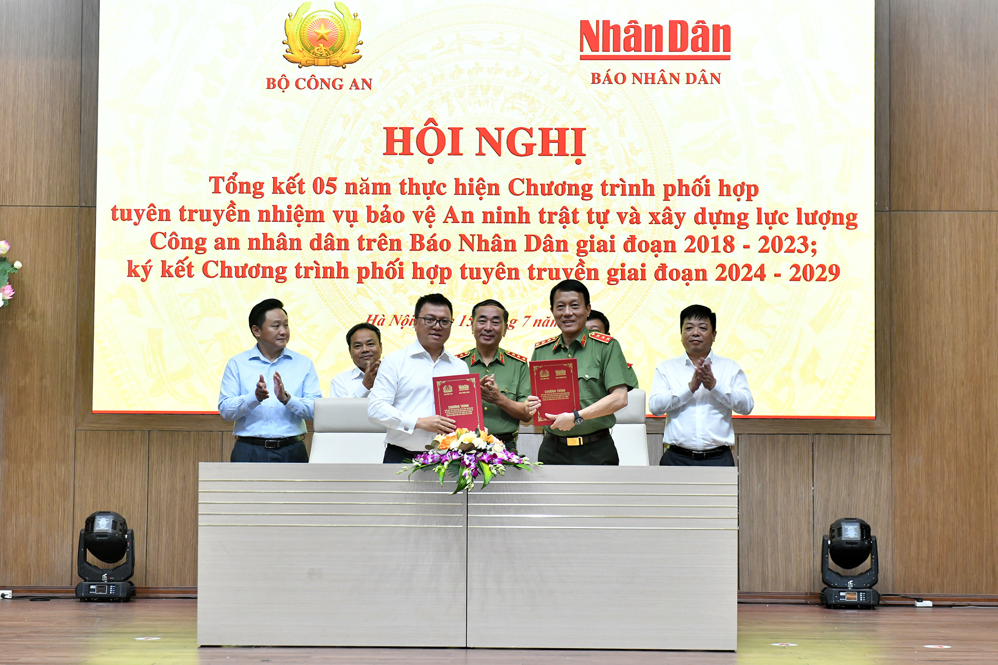 Thượng tướng Lương Tam Quang, Bộ trưởng Công an và Tổng Biên tập báo Nhân Dân Lê Quốc Minh ký kết Chương trình phối hợp tuyên truyền giai đoạn 2024-2029.