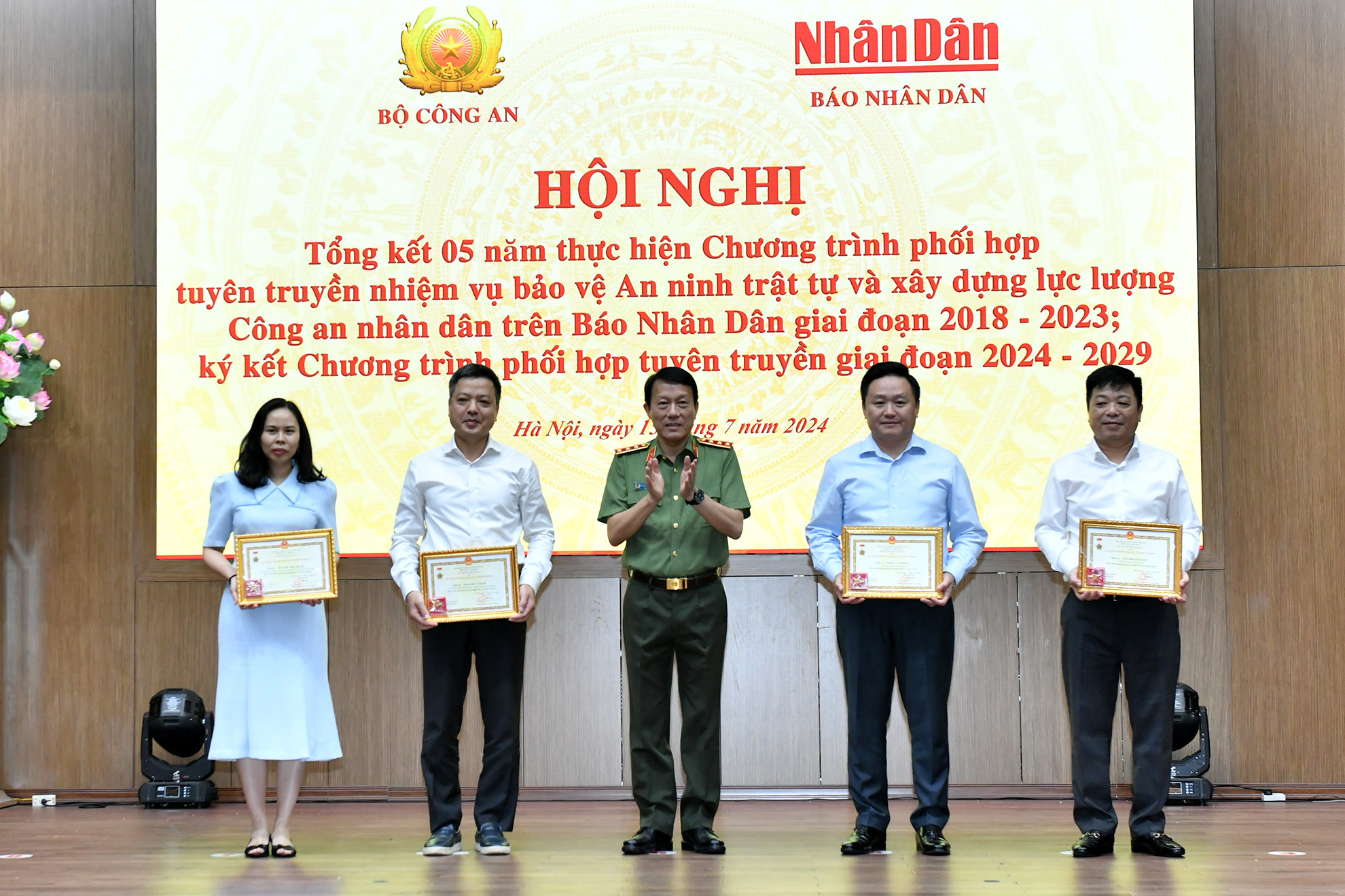 Đồng chí Thượng tướng Lương Tam Quang, Bộ trưởng Công an trao Kỷ niệm chương "Bảo vệ An ninh Tổ quốc" tặng các đồng chí lãnh đạo Báo Nhân Dân.