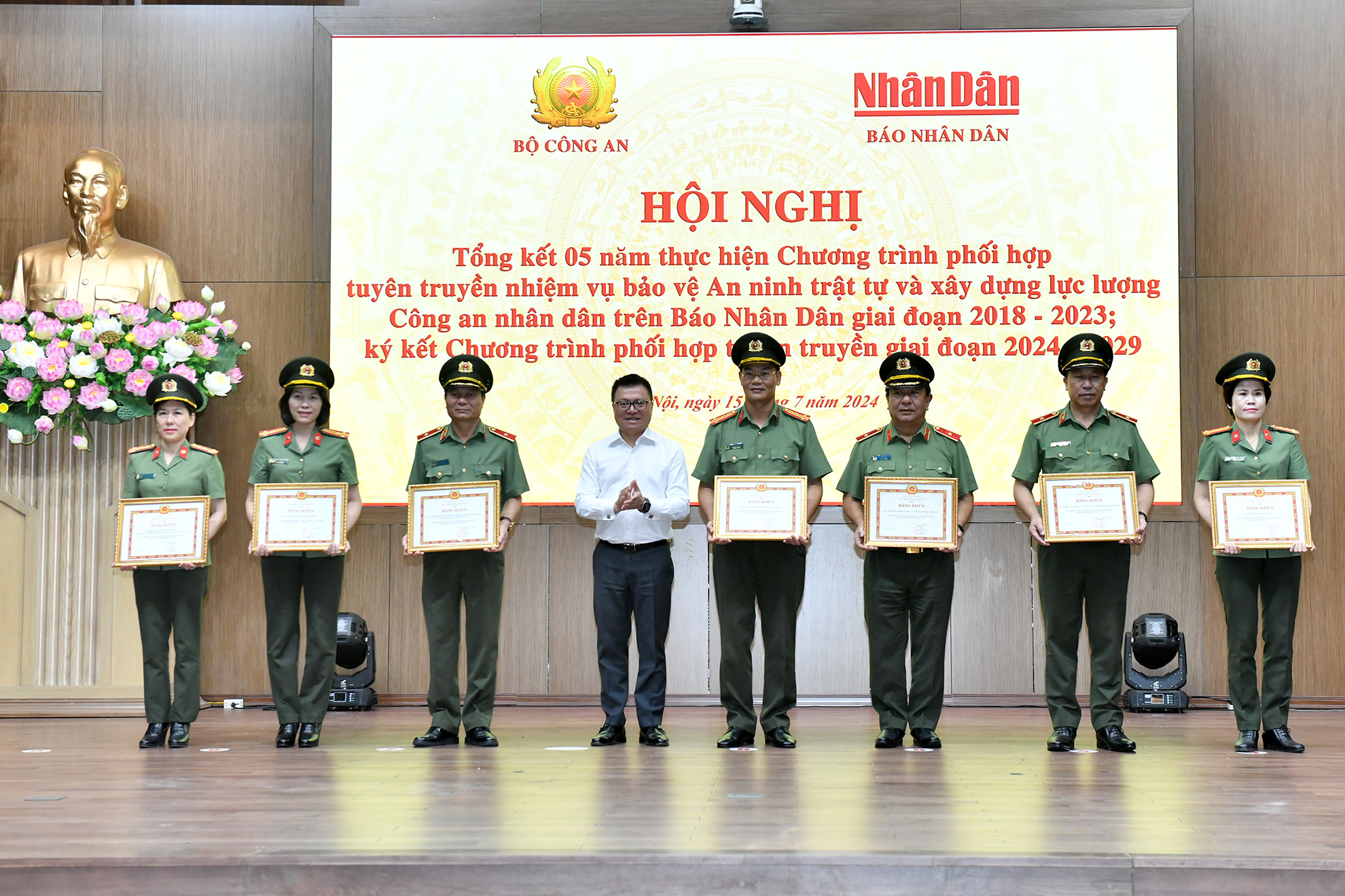 Tổng Biên tập Báo Nhân Dân Lê Quốc Minh trao bằng khen tặng các đơn vị thuộc Bộ Công an.