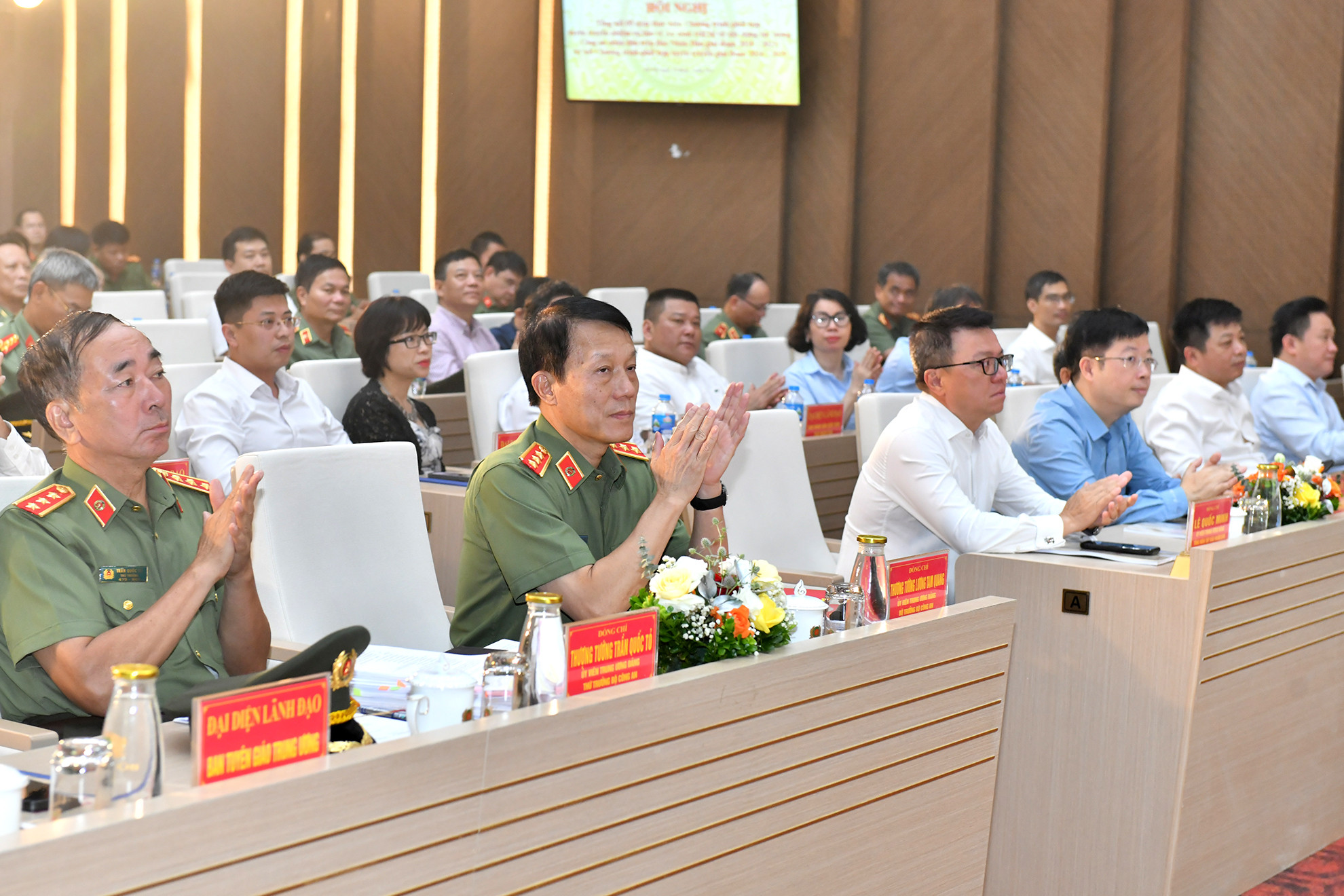 Các đồng chí lãnh đạo Bộ Công an, lãnh đạo Báo Nhân Dân và các đại biểu dự hội nghị.