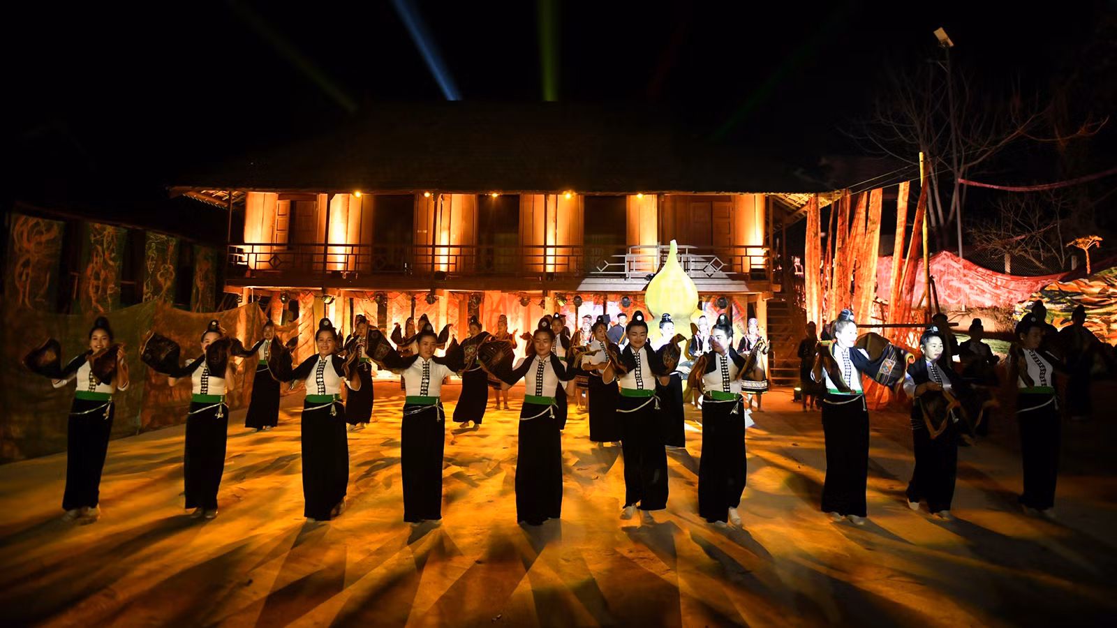 Không gian show diễn thực cảnh “Huyền tích U-va” tại Nhà văn hóa bản U-Va, xã Noong Luống, huyện Điện Biên.