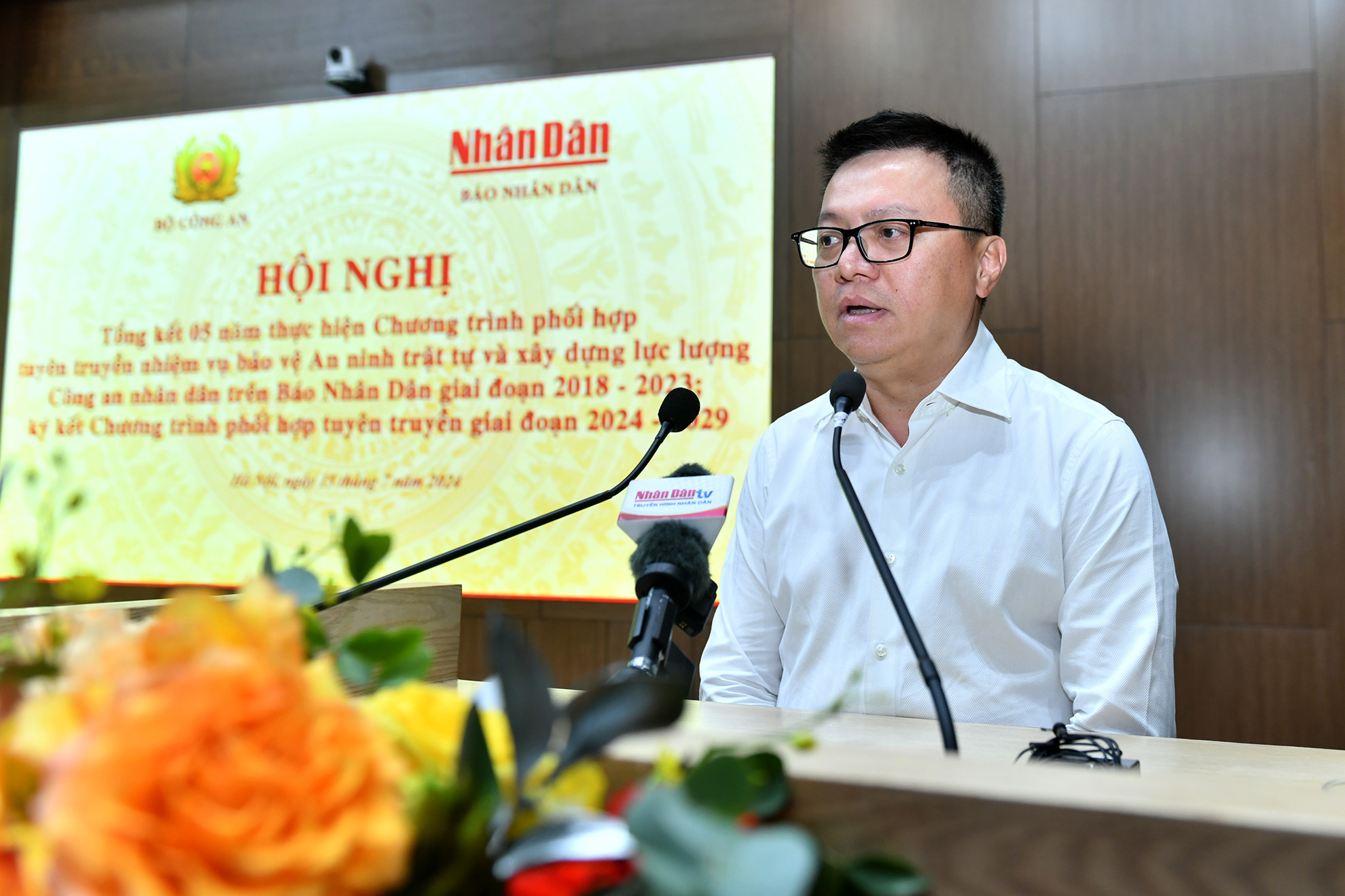 Đồng chí Lê Quốc Minh, Tổng Biên tập Báo Nhân Dân, Phó Trưởng Ban Tuyên giáo Trung ương, Chủ tịch Hội Nhà báo Việt Nam phát biểu tại hội nghị.