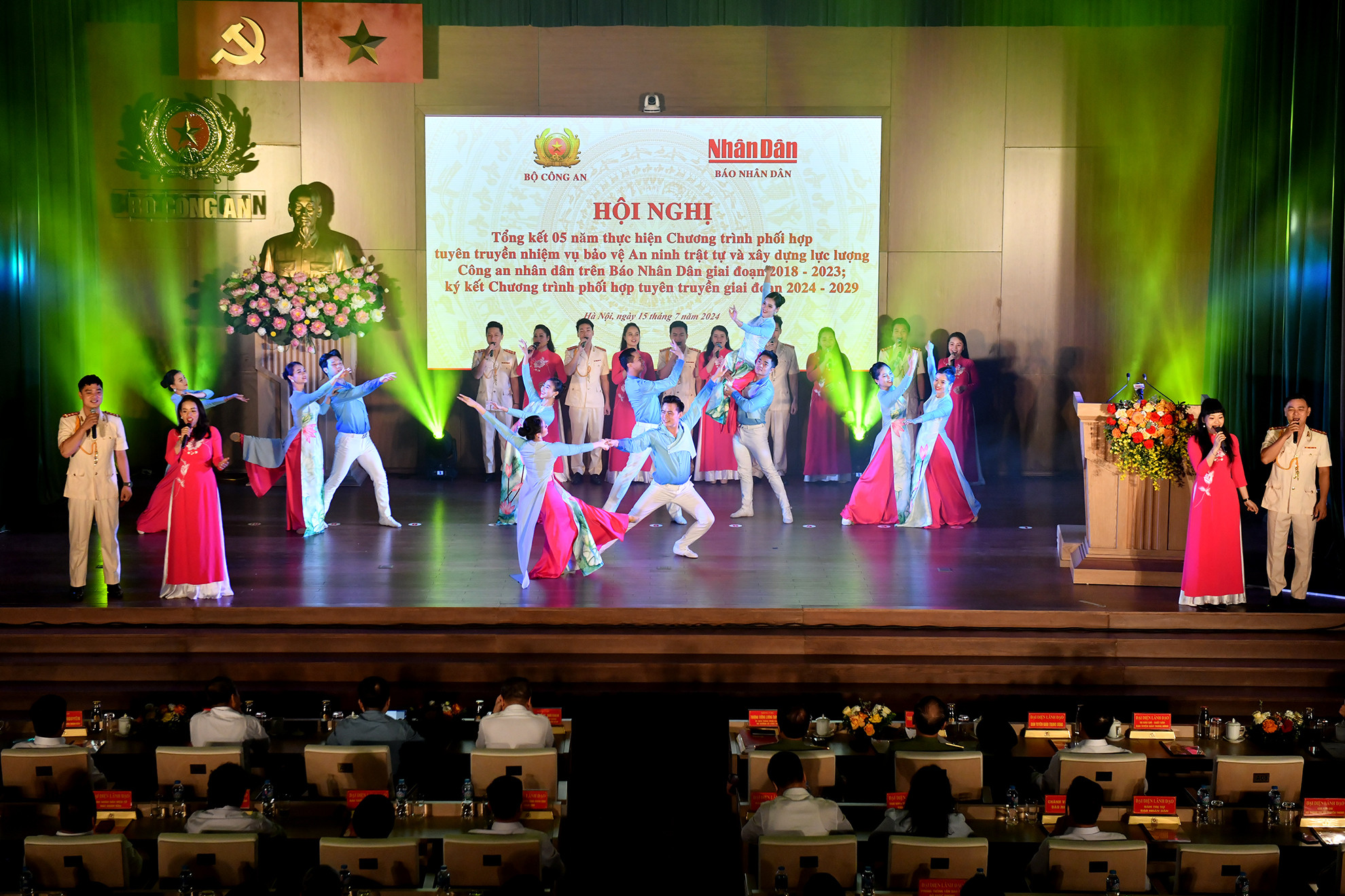 Tiết mục nghệ thuật tại Chương trình.