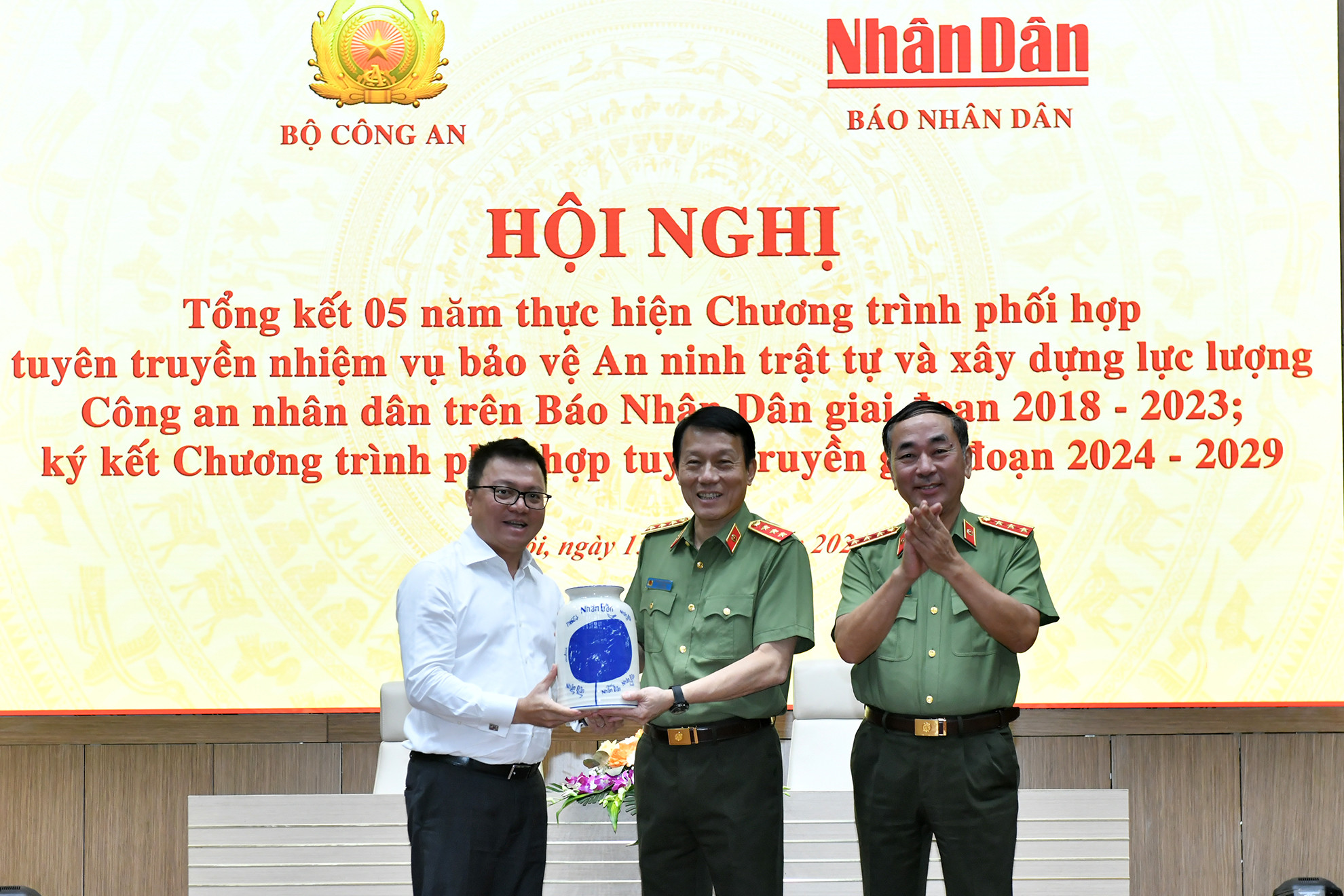 Tổng Biên tập Báo Nhân Dân Lê Quốc Minh trao quà tặng các đồng chí lãnh đạo Bộ Công an.