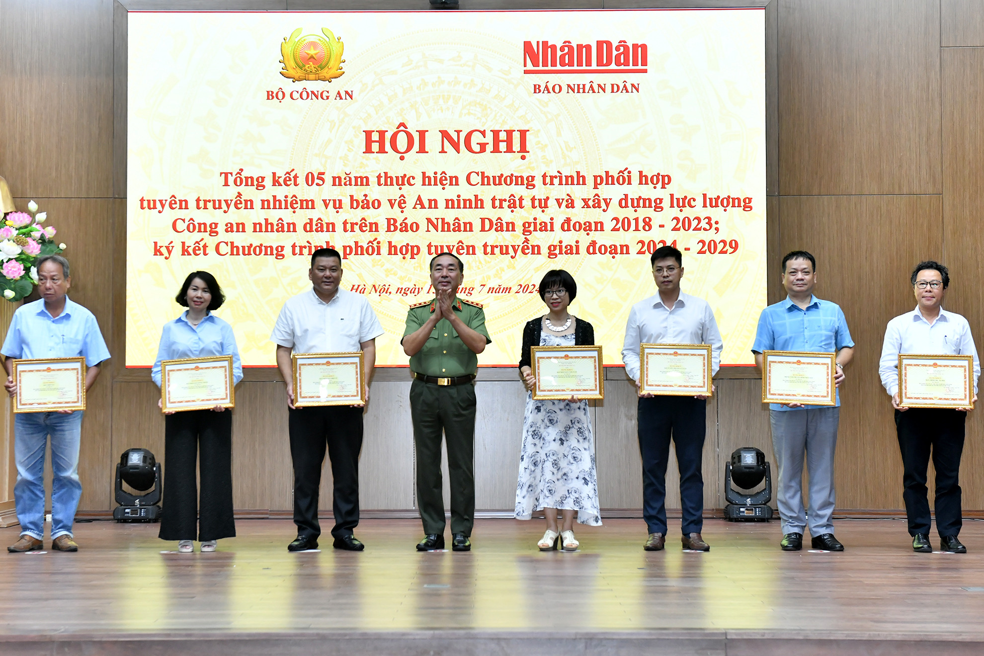 Đồng chí Thượng tướng Trần Quốc Tỏ, Thứ trưởng Công an trao Bằng khen của Bộ Công an tặng các tập thể thuộc Báo Nhân Dân.