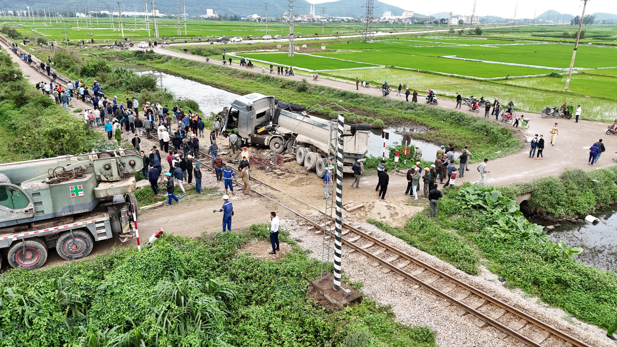 Đến 16 giờ cùng ngày, lực lượng chức năng cơ bản khắc phục sự cố, khôi phục lại giao thông trên tuyến đường.