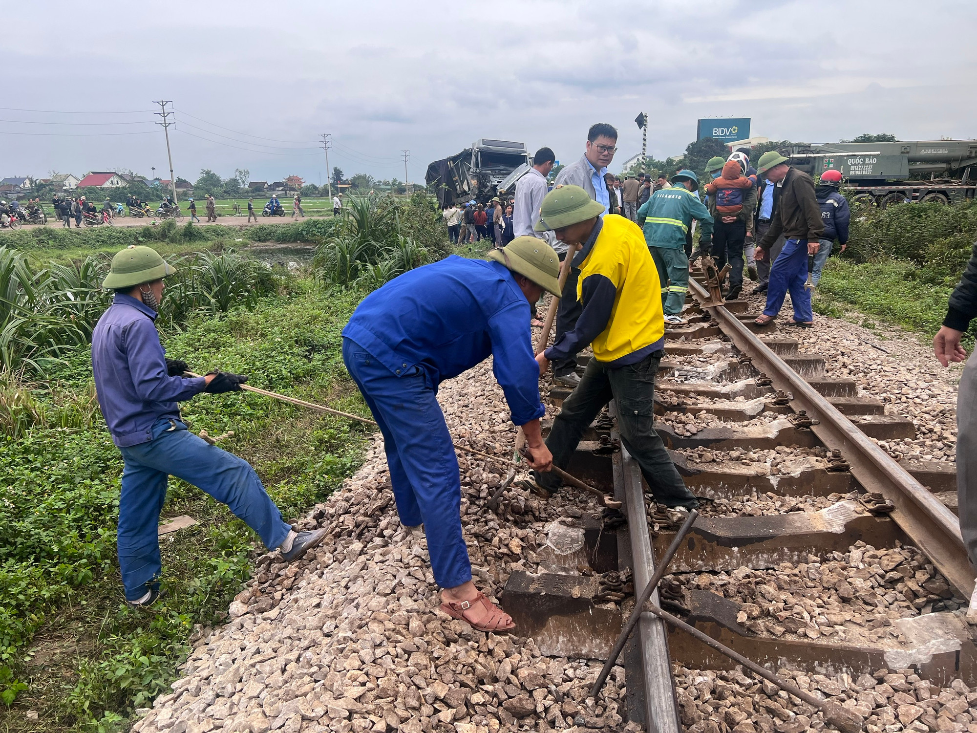 [Ảnh] Hiện trường vụ va chạm giữa tàu SE8 và xe tải tại Nghệ An ảnh 7