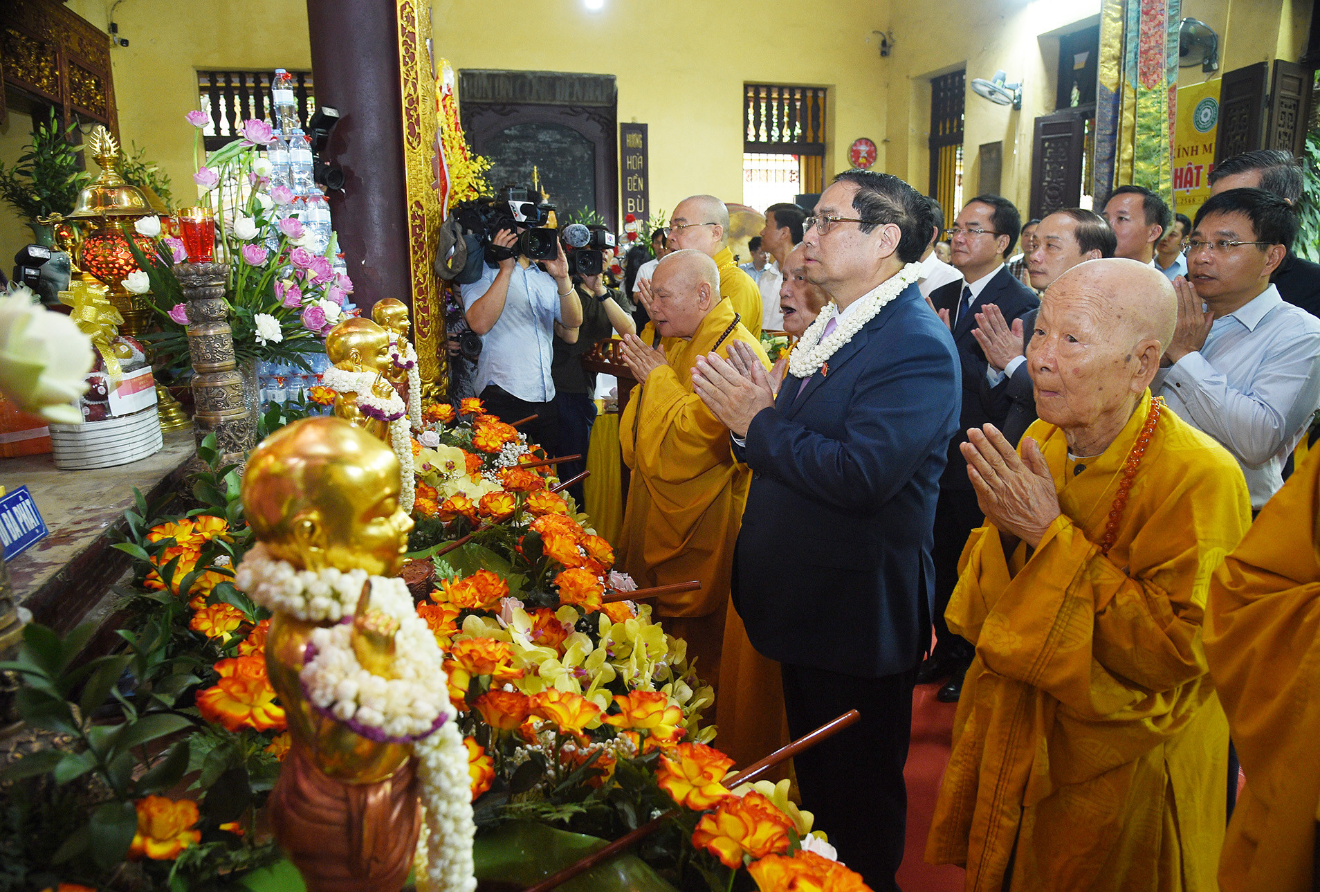 Thủ tướng cùng Hội đồng Trị sự Giáo hội Phật giáo Việt Nam và các đại biểu thắp hương cầu cho quốc thái dân an.