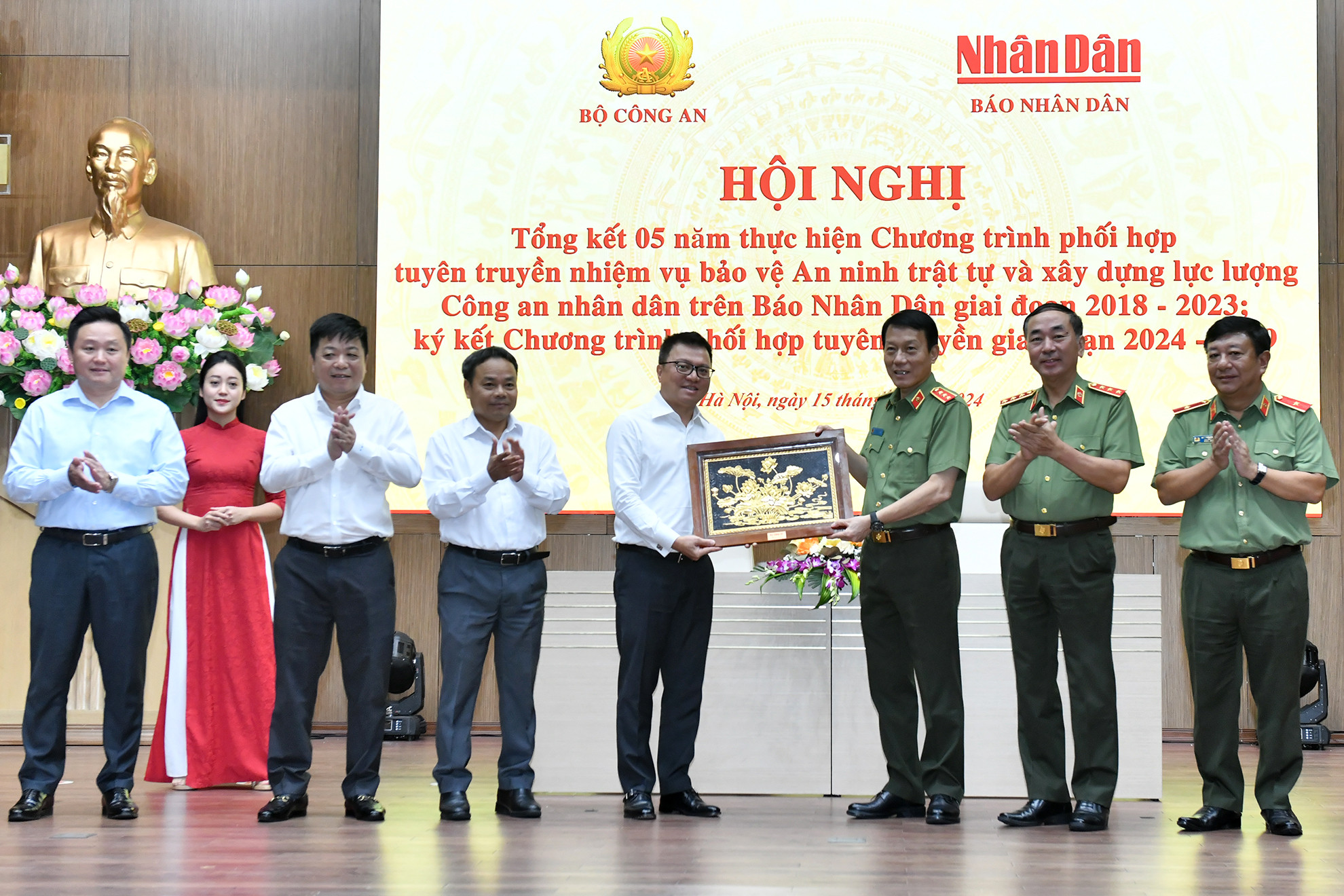 Đồng chí Thượng tướng Lương Tam Quang, Bộ trưởng Công an trao quà tặng Báo Nhân Dân.