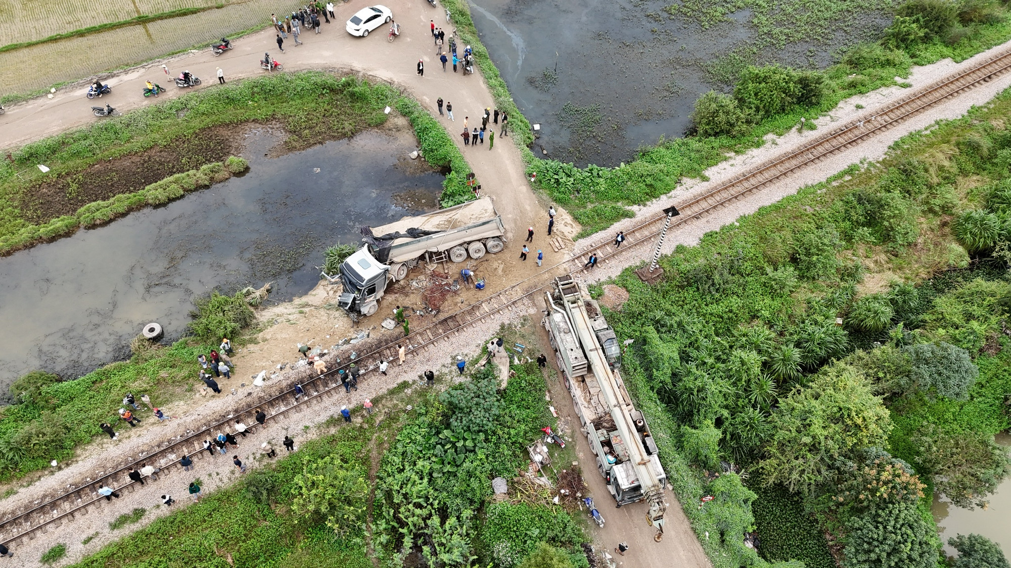 Tàu SE8 đầu máy D19E-921 do lái tàu Đào Huy Lộc (sinh năm 1976) điều khiển chạy hướng Vinh-Hà Nội đã va chạm với xe ô-tô đầu kéo biển kiểm soát 37H-05676 kéo theo rơ-moóc biển kiểm soát 37R-04739.