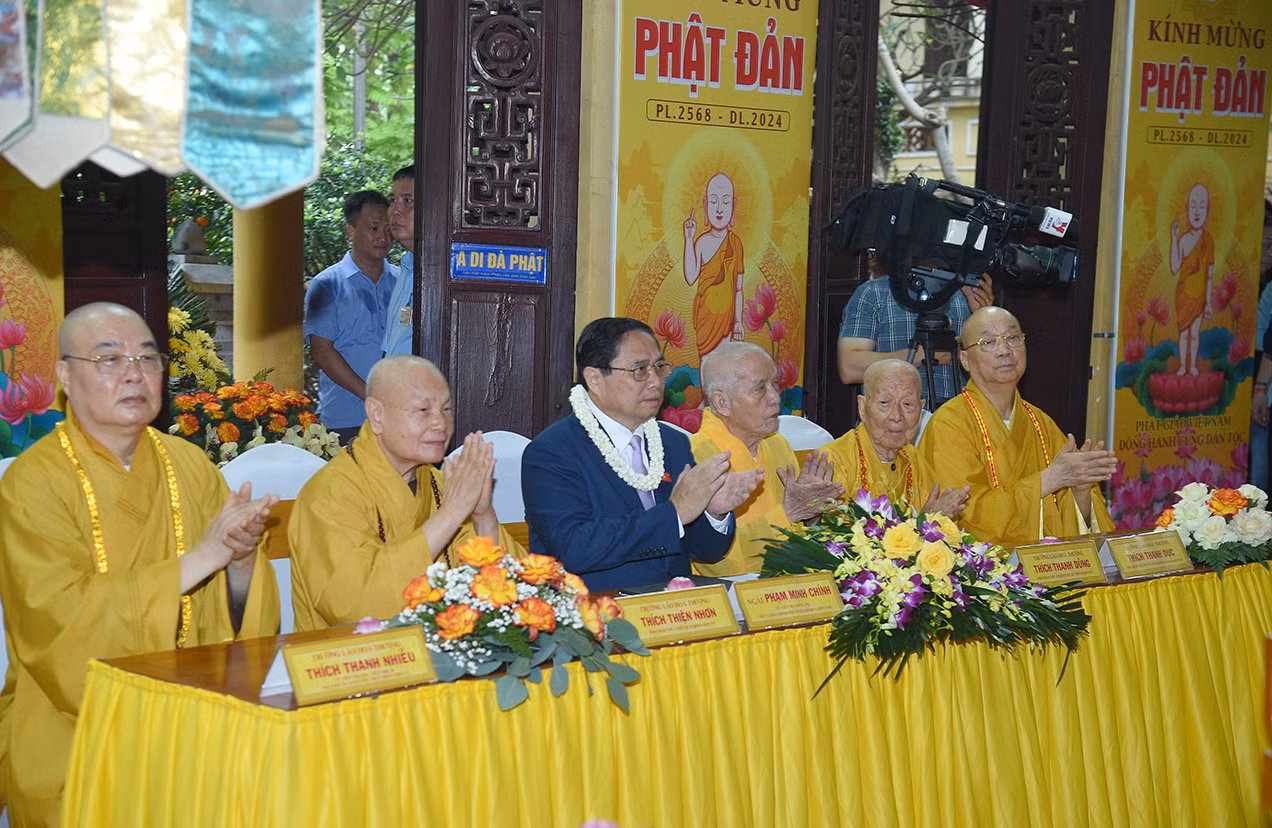 Thủ tướng Chính phủ Phạm Minh Chính với chức sắc, tăng ni, Phật tử tại chùa Quán Sứ, Hà Nội. Thủ tướng Chính phủ Phạm Minh Chính với chức sắc, tăng ni, Phật tử tại chùa Quán Sứ, Hà Nội.