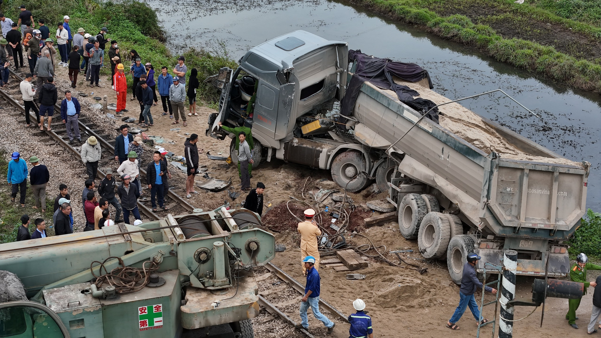 Lực lượng chức năng nhanh chóng có mặt tại hiện trường để xác minh và điều tra nguyên nhân vụ tai nạn.