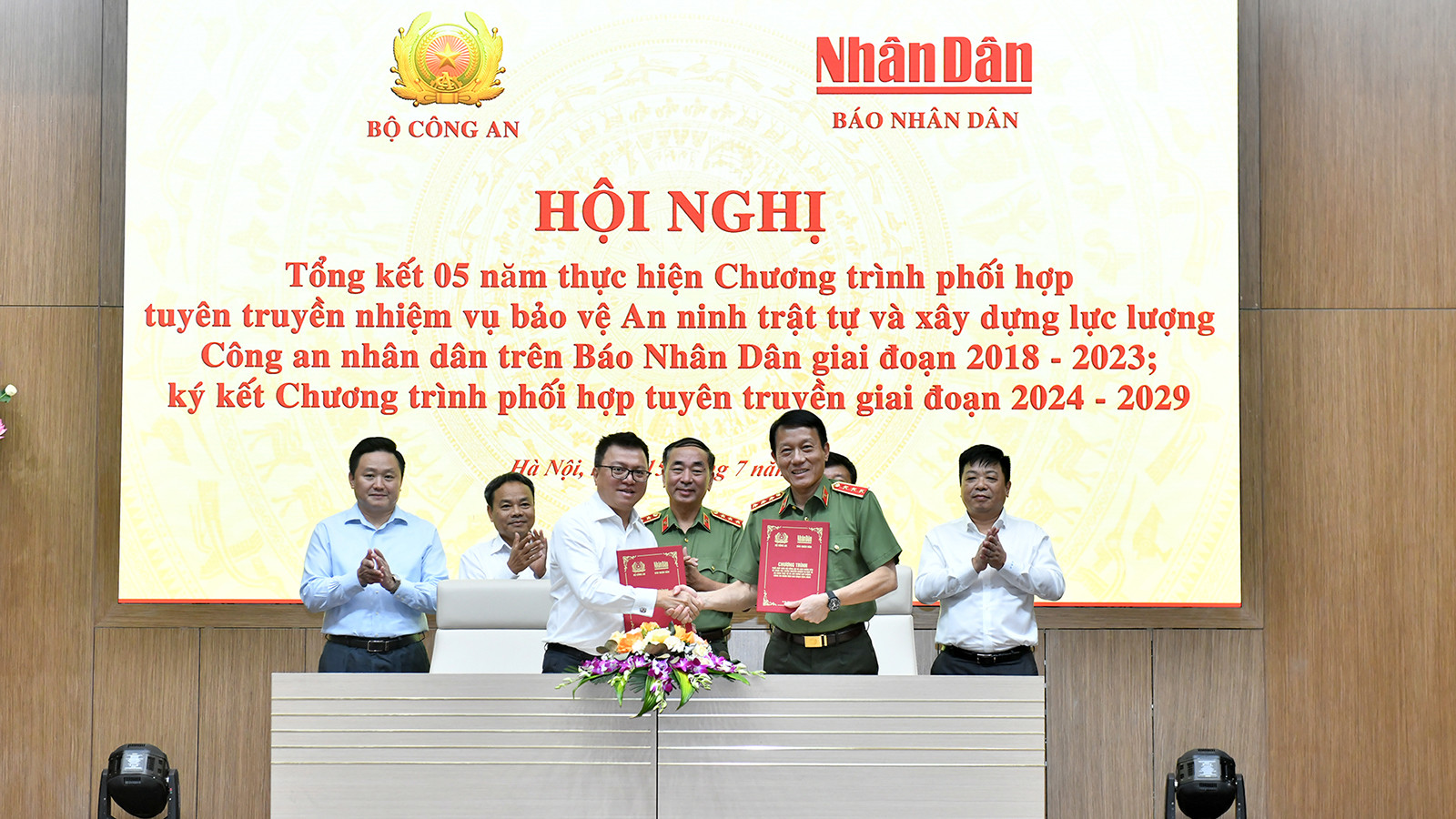 Lễ ký Chương trình phối hợp tuyên truyền nhiệm vụ bảo vệ an ninh trật tự và xây dựng lực lượng Công an nhân dân trên Báo Nhân Dân giai đoạn 2024–2029. 
