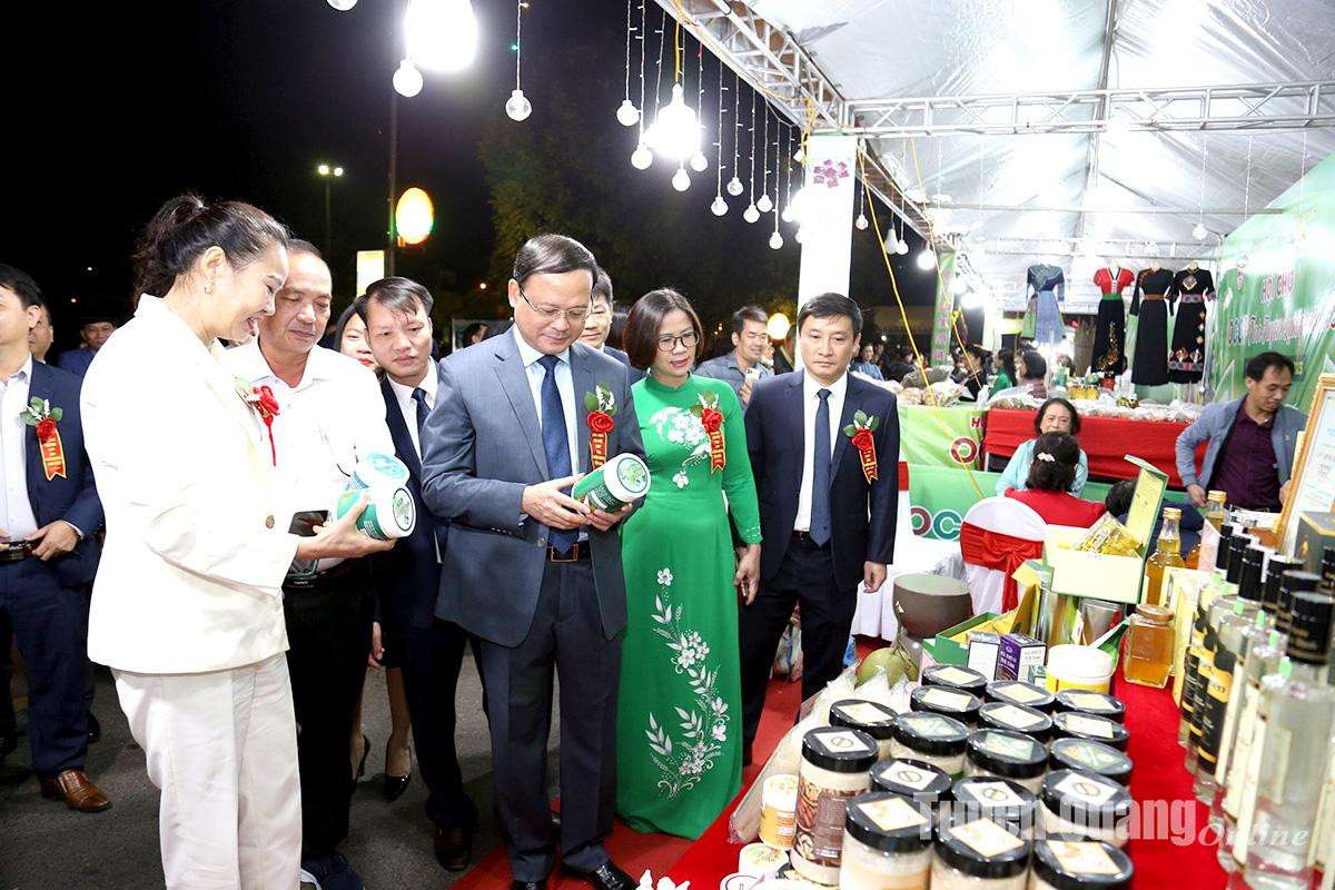 Đồng chí Nguyễn Mạnh Tuấn, Ủy viên Ban Thường vụ Tỉnh ủy, Phó Chủ tịch Ủy ban nhân dân tỉnh tham quan các gian hàng tại Hội chợ OCOP tỉnh Tuyên Quang năm 2023. (Ảnh: http://thanhpho.tuyenquang.gov.vn)