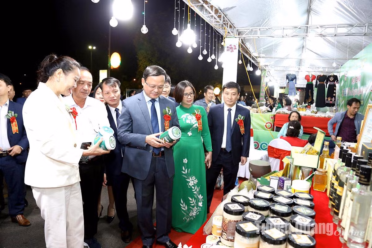 Đồng chí Nguyễn Mạnh Tuấn, Ủy viên Ban Thường vụ Tỉnh ủy, Phó Chủ tịch Ủy ban nhân dân tỉnh tham quan các gian hàng tại Hội chợ OCOP tỉnh Tuyên Quang năm 2023. (Ảnh: http://thanhpho.tuyenquang.gov.vn)