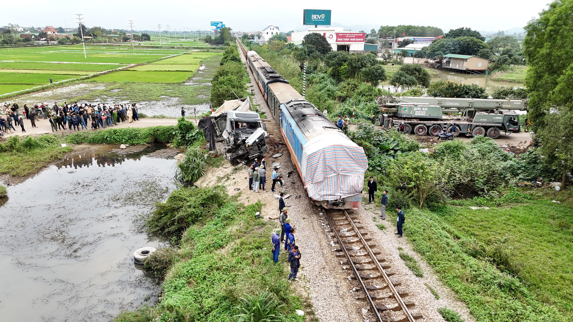 Chị Nguyễn Xuân Uyên, hành khách trên toa số 1, cho biết, dù cú va chạm bất ngờ gây hoang mang cho mọi người, nhưng các cán bộ nhân viên đường sắt nhanh chóng trấn an, hỗ trợ hành khách kịp thời.