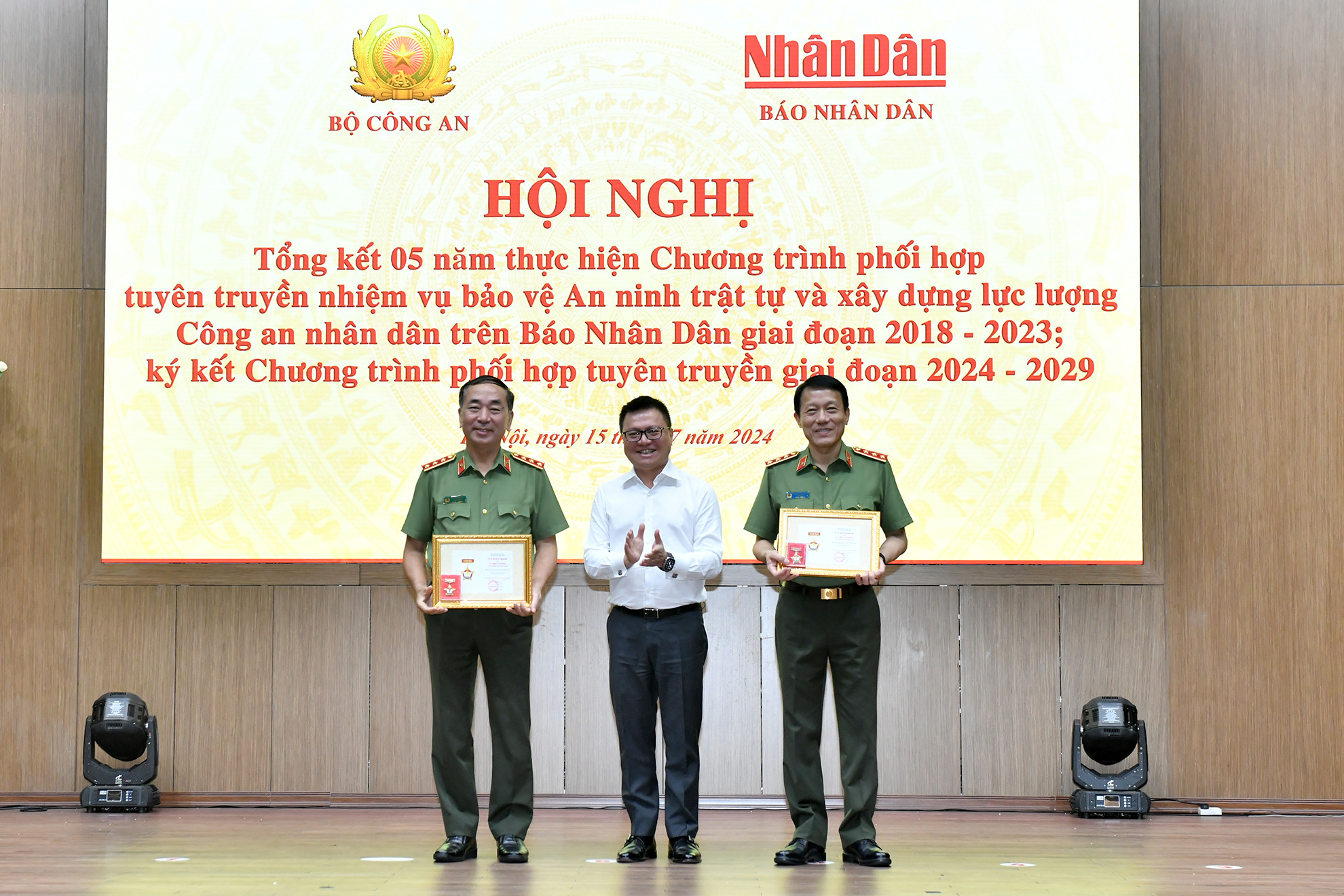 Tổng Biên tập Báo Nhân Dân Lê Quốc Minh trao Kỷ niệm chương "Vì sự nghiệp Báo Nhân Dân" tặng các đồng chí lãnh đạo Bộ Công an.