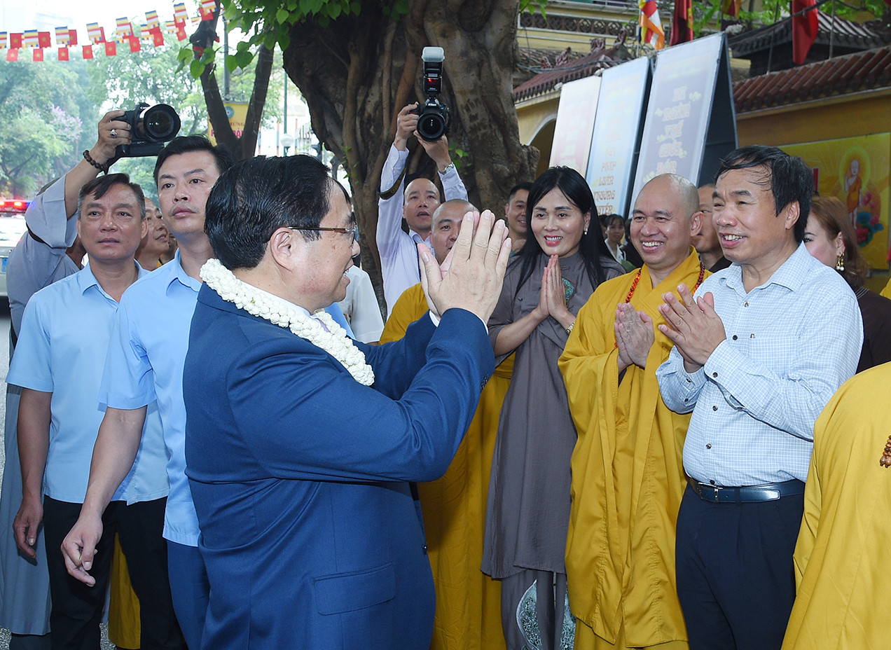 Thủ tướng Phạm Minh Chính và các chức sắc, tăng ni, Phật tử Giáo hội Phật giáo Việt Nam.