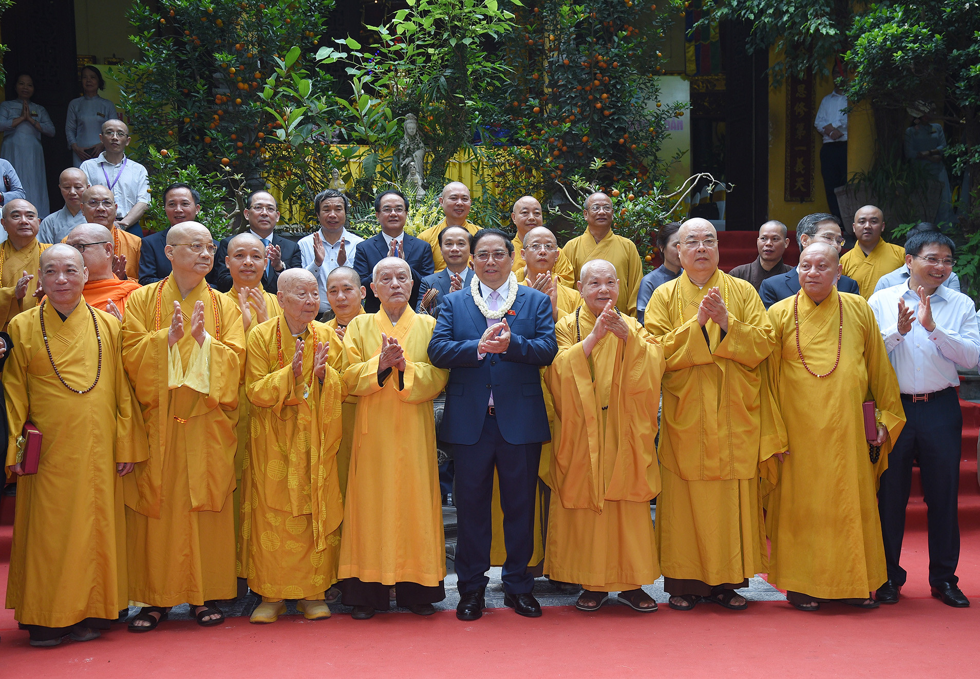 Thủ tướng Phạm Minh Chính chúc mừng các chư Tôn giáo phẩm Giáo hội Phật giáo Việt Nam nhân dịp Đại lễ Phật đản.