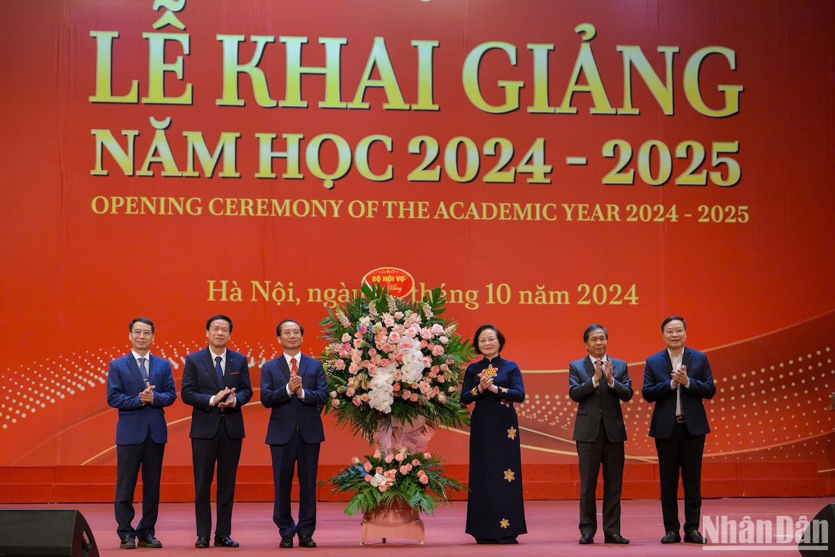 Bộ trưởng Nội vụ Phạm Thị Thanh Trà chúc mừng cán bộ, giảng viên, sinh viên nhà trường