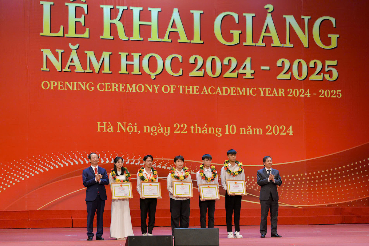 Khen thưởng, biểu dương các thủ khoa