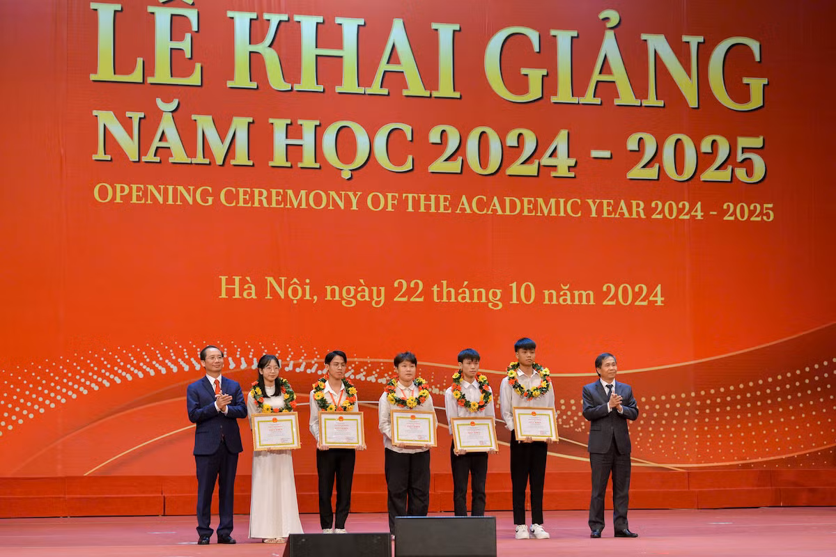 Khen thưởng, biểu dương các thủ khoa Khen thưởng, biểu dương các thủ khoa