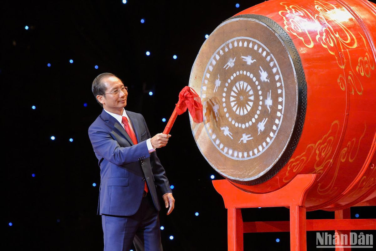 Giám đốc Học viện Hành chính quốc gia Nguyễn Bá Chiến đánh hồi trống khai giảng năm học mới