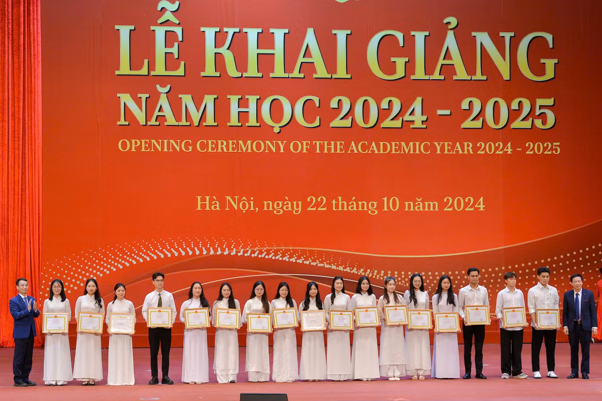 Khen thưởng, biểu dương những sinh viên có thành tích xuất sắc Khen thưởng, biểu dương những sinh viên có thành tích xuất sắc