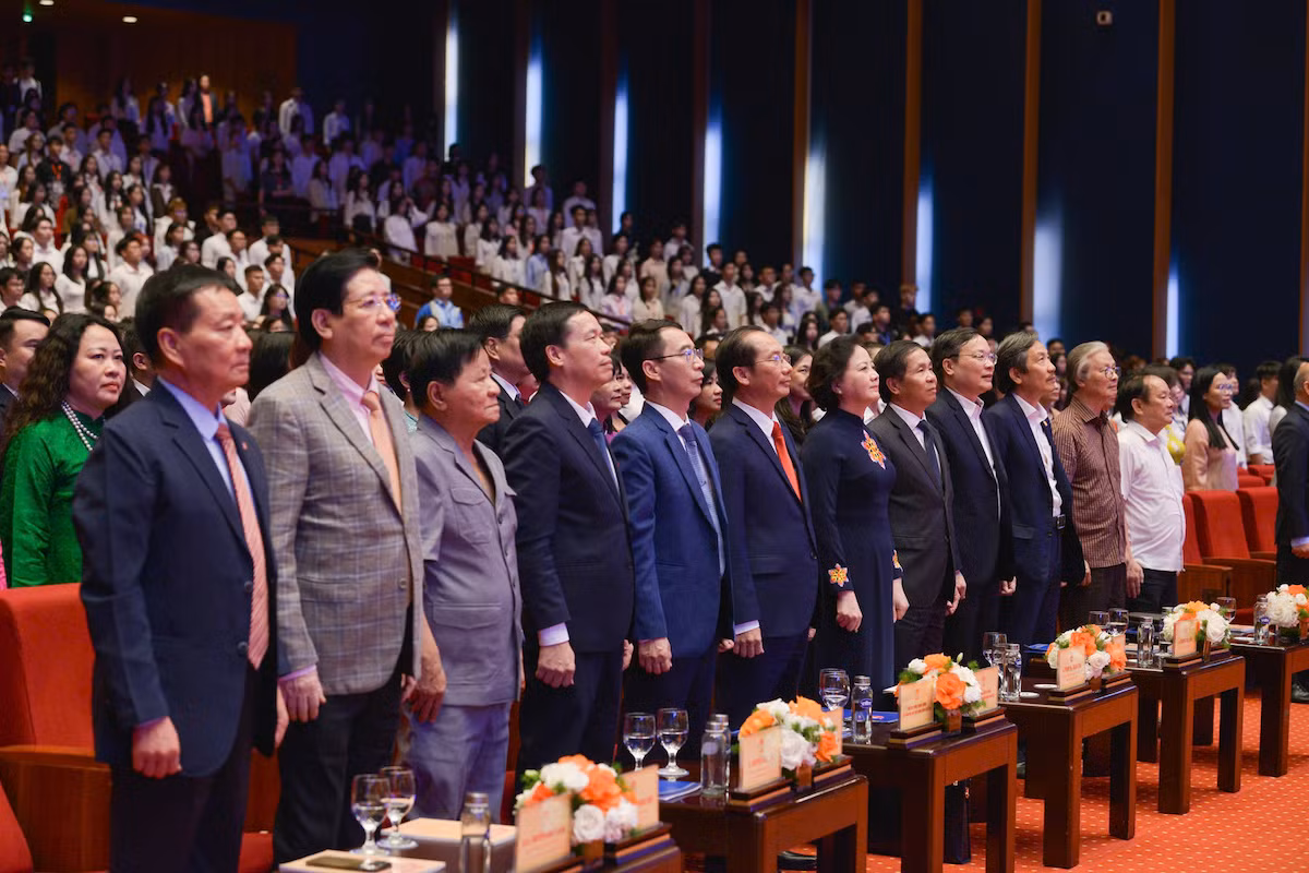 Đại biểu dự lễ khai giảng Đại biểu dự lễ khai giảng