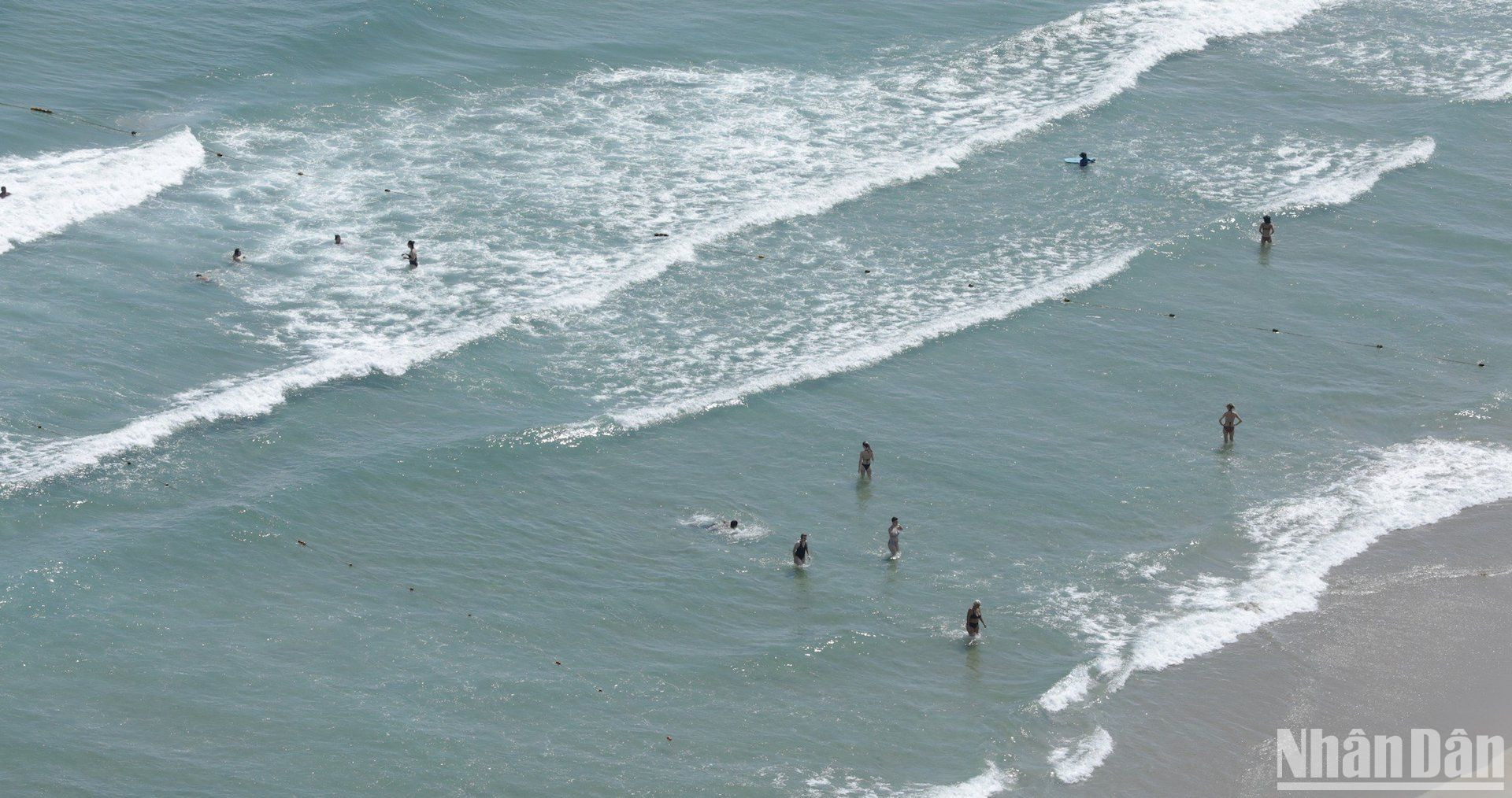 Du khách có những trải nghiệm khó quên khi đến với mùa du lịch biển Đà Nẵng. Ảnh: ANH ĐÀO