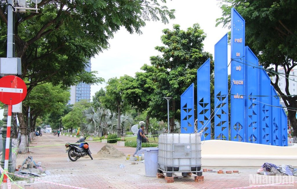 UBND thành phố Đà Nẵng đã thống nhất và giao cho Ủy ban nhân dân quận Hải Châu thực hiện phương án tổ chức thí điểm phố đi bộ Bạch Đằng với thời gian hoạt động từ 15-24 giờ các ngày trong tuần. Dự kiến đưa vào triển khai đầu tháng 6 tới. (Ảnh: ANH ĐÀO) UBND thành phố Đà Nẵng đã thống nhất và giao cho Ủy ban nhân dân quận Hải Châu thực hiện phương án tổ chức thí điểm phố đi bộ Bạch Đằng với thời gian hoạt động từ 15-24 giờ các ngày trong tuần. Dự kiến đưa vào triển khai đầu tháng 6 tới. (Ảnh: ANH ĐÀO)