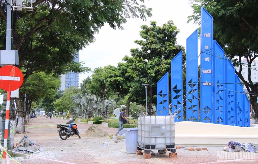 UBND thành phố Đà Nẵng đã thống nhất và giao cho Ủy ban nhân dân quận Hải Châu thực hiện phương án tổ chức thí điểm phố đi bộ Bạch Đằng với thời gian hoạt động từ 15-24 giờ các ngày trong tuần. Dự kiến đưa vào triển khai đầu tháng 6 tới. (Ảnh: ANH ĐÀO)