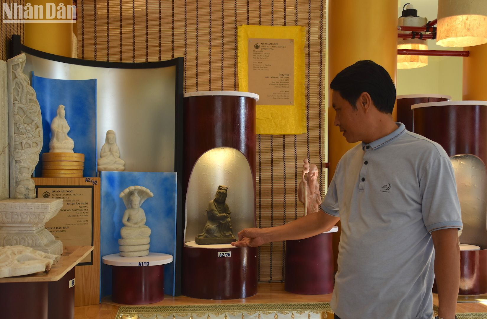 Ông Lê Văn Hòa, chủ dự án Bảo tàng Ký ức điêu khắc đá mỹ nghệ Non Nước-Ngũ Hành Sơn với bức tượng Quan Âm ngồi do chính ông chế tác năm 14 tuổi.