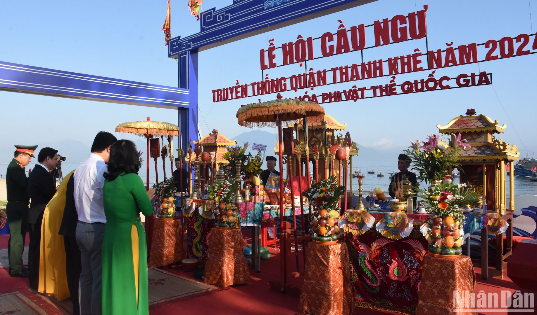 Các đại biểu lãnh đạo thành phố Đà Nẵng dâng hương tại Lễ hội cầu Ngư truyền thống quận Thanh Khê. (Ảnh: ANH ĐÀO)