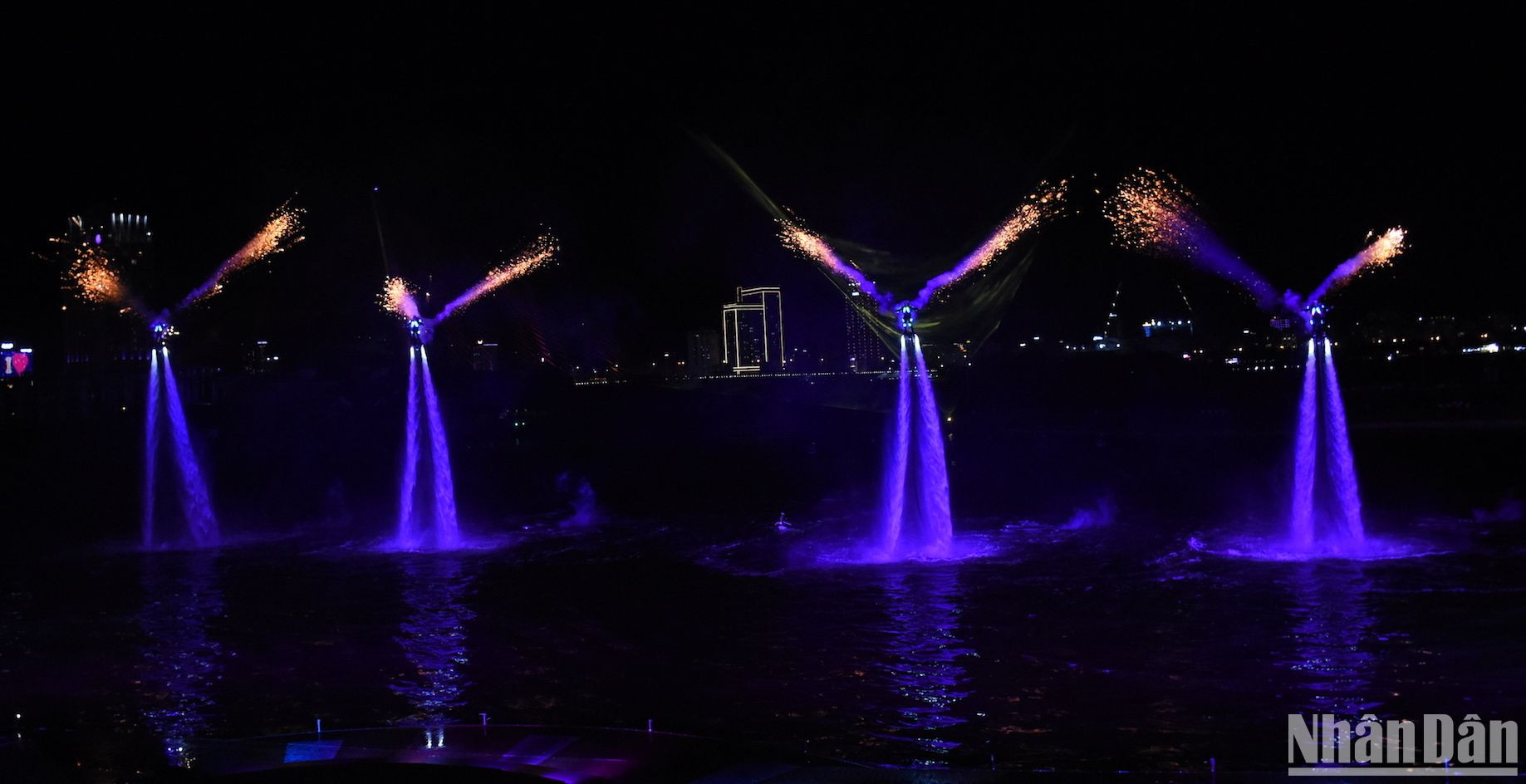 Điểm nhấn đặc biệt làm nên ấn tượng và cá tính của show là những vũ điệu điêu luyện trên không và trên mặt nước của hơn 20 vận động viên vô địch Jetski và Flyboards thế giới từ H2O - nhà sản xuất lừng danh từng góp mặt trong các siêu phẩm điện ảnh Hollywood như James Bond, Mission Impossible… (Ảnh: ANH ĐÀO)