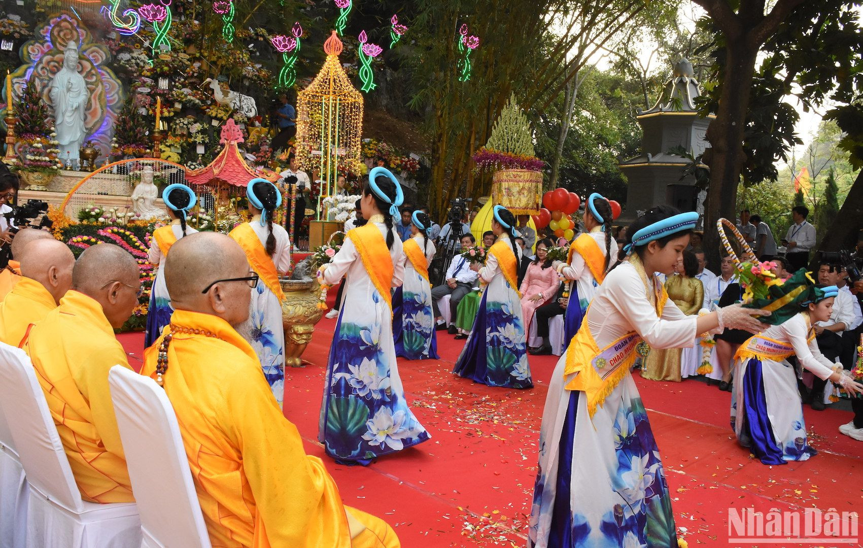 Nghi lễ dâng hương cúng dường tại Lễ vía Đức Bồ tát Quán Thế Âm. (Ảnh: ANH ĐÀO)