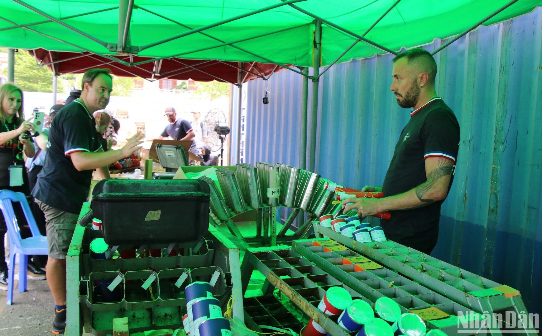 Theo đại diện của đội ArtEventia thì màn trình diễn trong đêm khai mạc sẽ mang tên ” Vũ điệu Rồng” được lấy từ cảm hứng cây cầu Rồng nổi tiếng tại Đà Nẵng thể hiện sự oai vệ, trẻ trung và đầy sức mạnh. (Ảnh ANH ĐÀO)