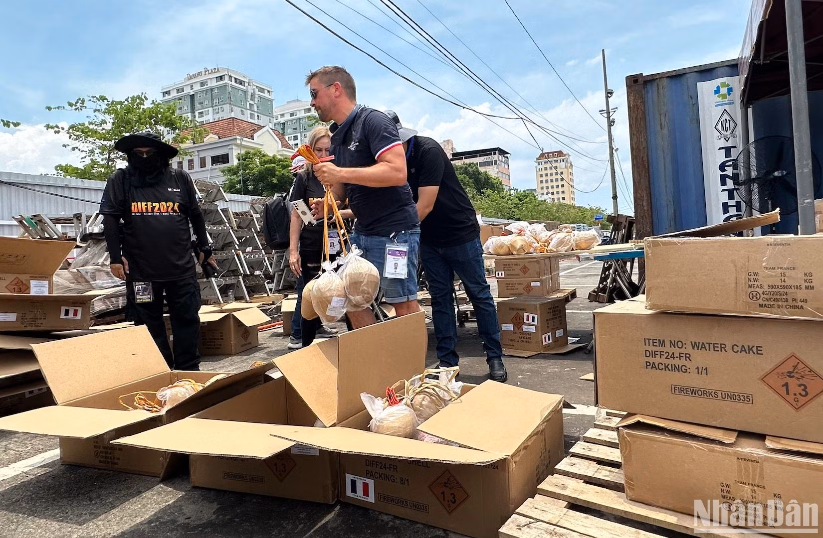 Đội Pháp nhận pháo và kiểm đếm chuẩn bị đưa pháo vào khu vực lắp đặt tại trận địa pháo . (Ảnh ANH ĐÀO)