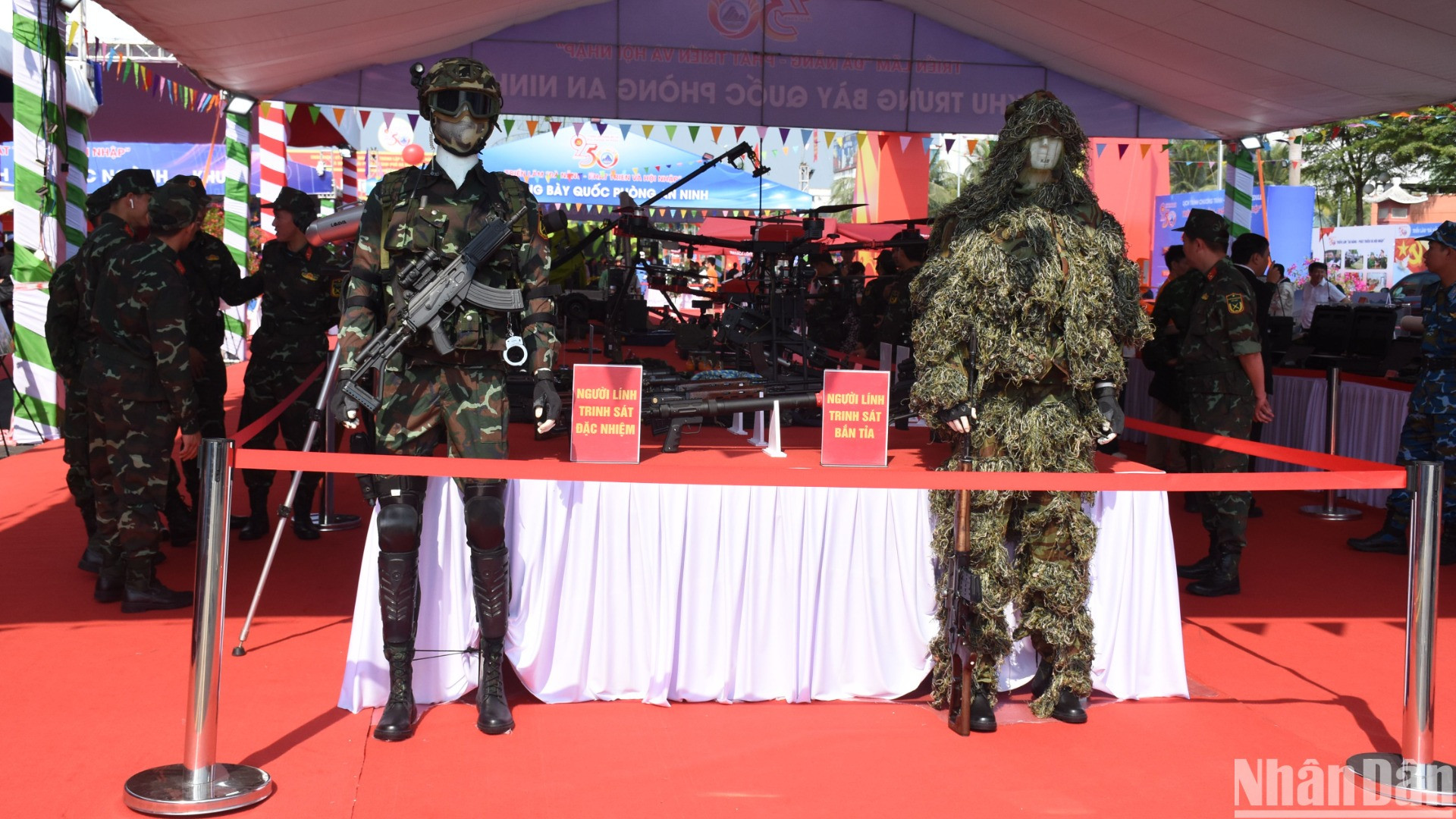 Khu vực trưng bày an ninh,quốc phòng tại triển lãm “Đà Nẵng-Phát triển và Hội nhập”. (Ảnh: ANH ĐÀO)