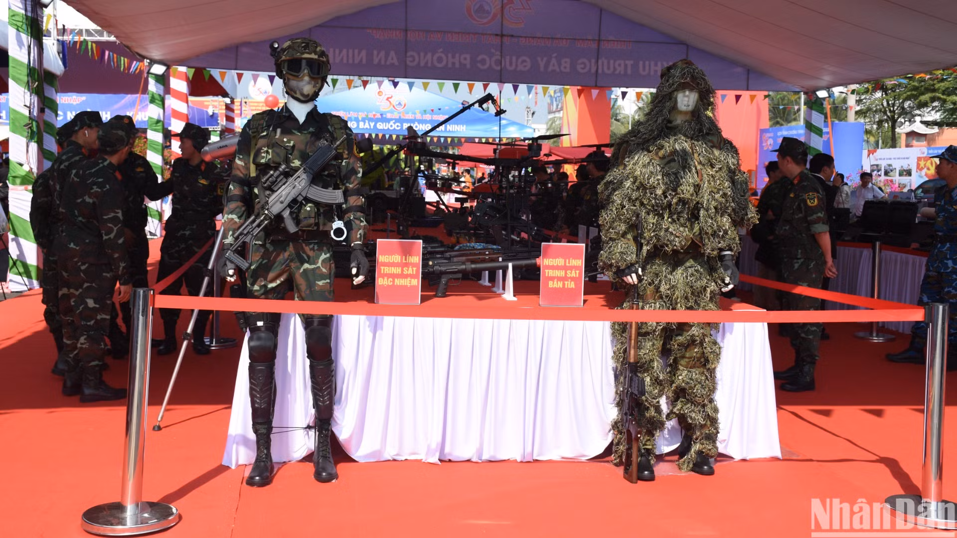 Khu vực trưng bày an ninh,quốc phòng tại triển lãm “Đà Nẵng-Phát triển và Hội nhập”. (Ảnh: ANH ĐÀO)