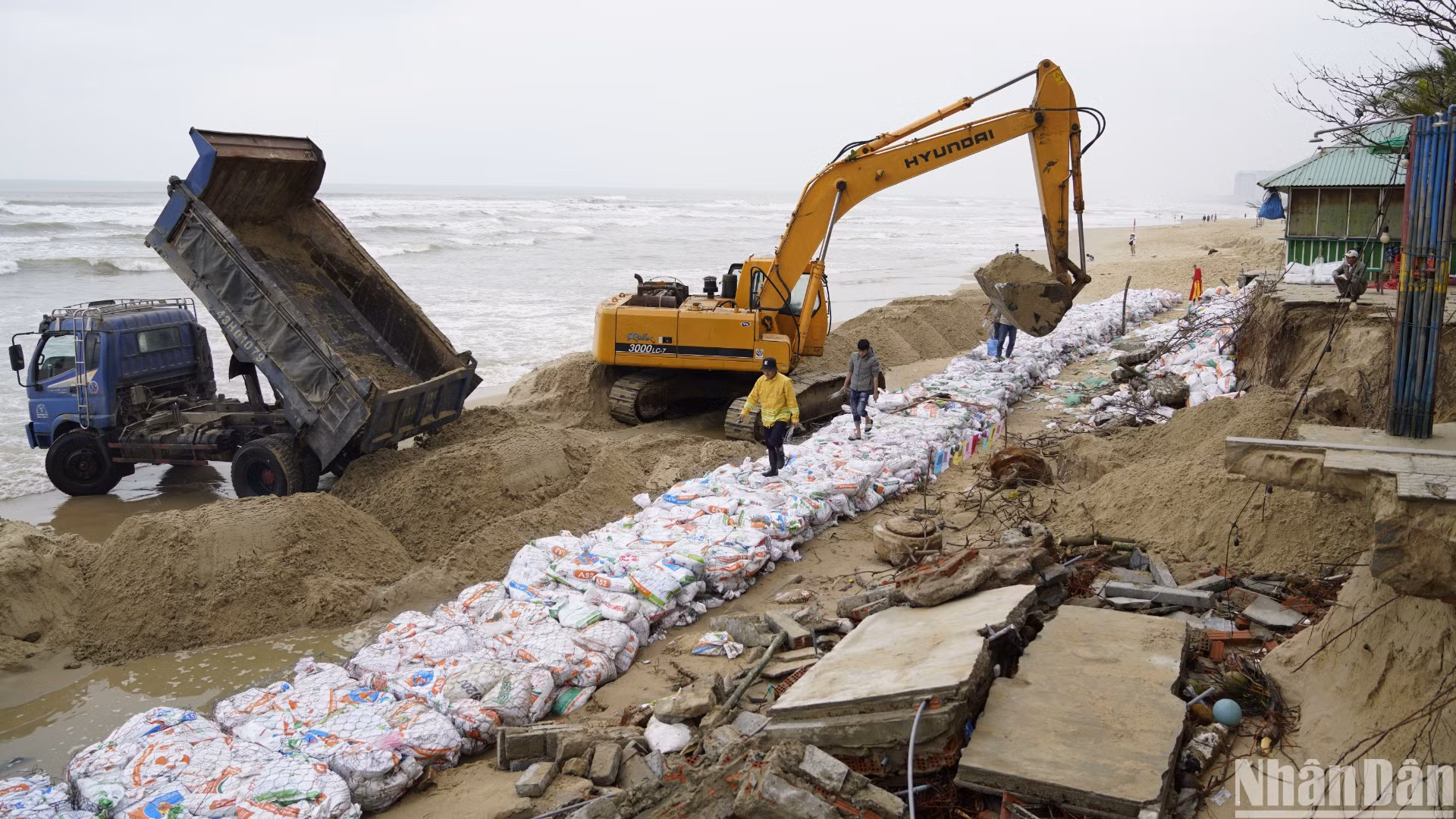 Hàng nghìn bao cát đã được đắp đầy khu vực cách điểm sạt lở, hạn chế tối đa sóng đánh sâu vào khu vực bờ biển. (Ảnh: ANH ĐÀO)