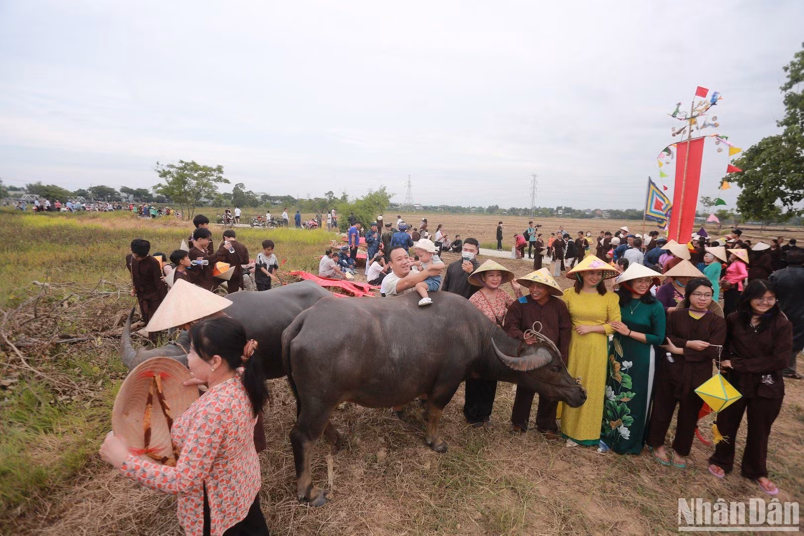 Người dân, du khách cùng hòa vào không gian lễ hội Mục đồng. (Ảnh: ANH ĐÀO)
