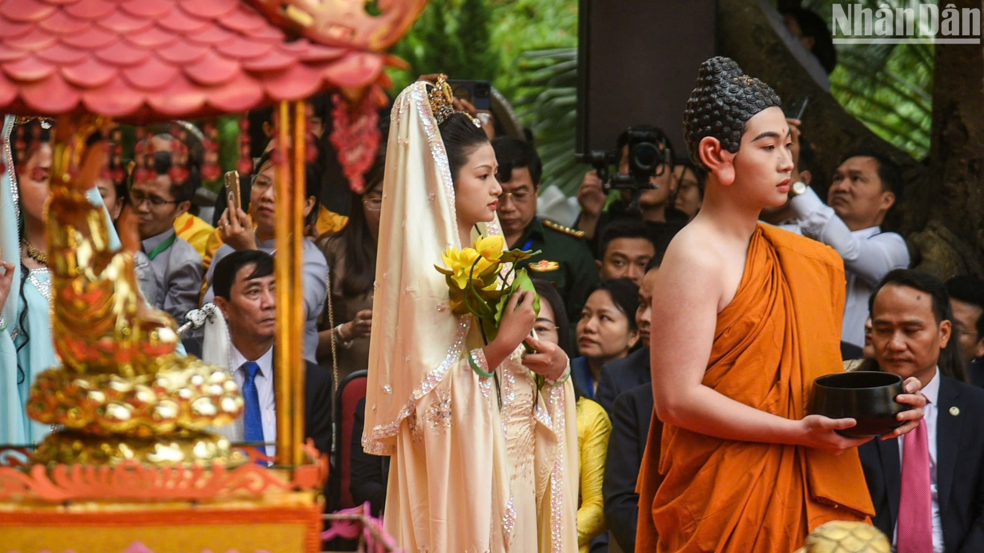 Để hóa trang tái hiện hình tượng Bồ tát Quán Thế Âm, mỗi năm Ban tổ chức sẽ chọn 1 trong 32 ứng hóa của Bồ tát Quán Thế Âm để hóa thân. (Ảnh: ANH ĐÀO) Để hóa trang tái hiện hình tượng Bồ tát Quán Thế Âm, mỗi năm Ban tổ chức sẽ chọn 1 trong 32 ứng hóa của Bồ tát Quán Thế Âm để hóa thân. (Ảnh: ANH ĐÀO)