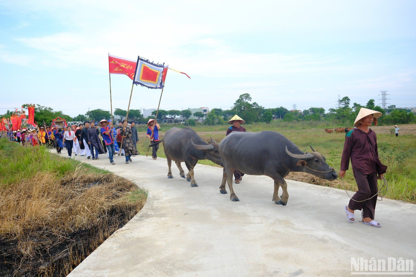 Đoàn rước Mục đồng di chuyển về đến cồn Thần và tại đây, nghi lễ rước Thần nông được tổ chức với phần lễ trang trọng, ý nghĩa. (Ảnh: ANH ĐÀO) Đoàn rước Mục đồng di chuyển về đến cồn Thần và tại đây, nghi lễ rước Thần nông được tổ chức với phần lễ trang trọng, ý nghĩa. (Ảnh: ANH ĐÀO)